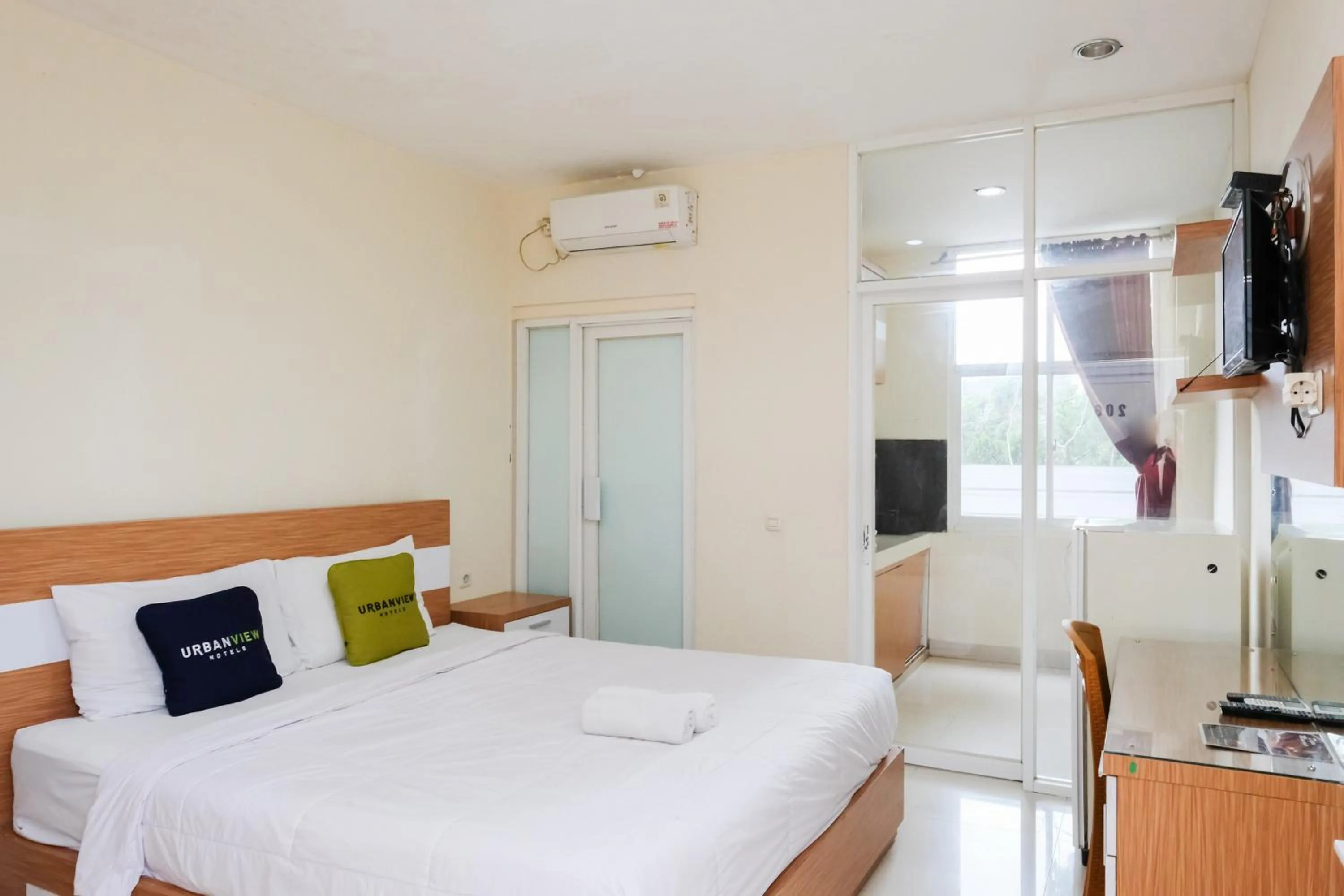 Bedroom, Bed in Urbanview Hotel DHelomi Homestay near UPN Veteran