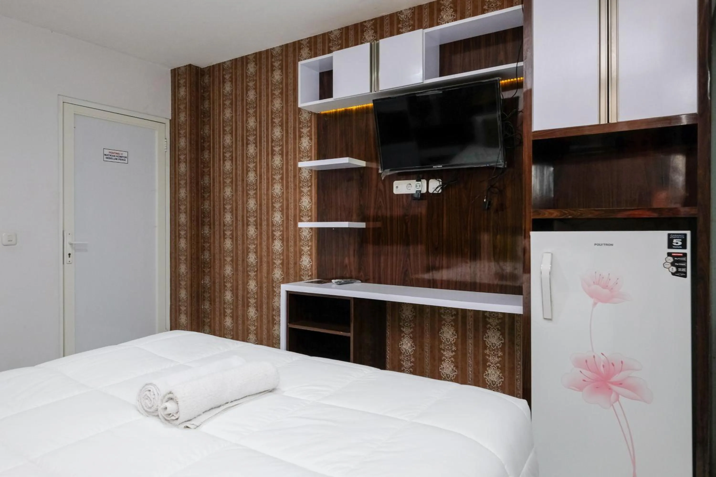 Bedroom, Bed in Urbanview Hotel DHelomi Homestay near UPN Veteran