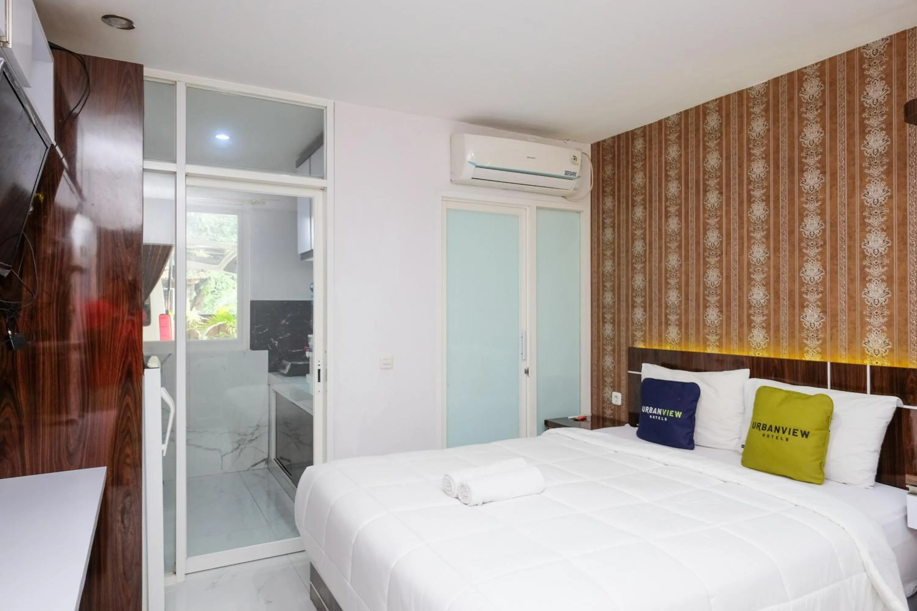 Bedroom, Bed in Urbanview Hotel DHelomi Homestay near UPN Veteran