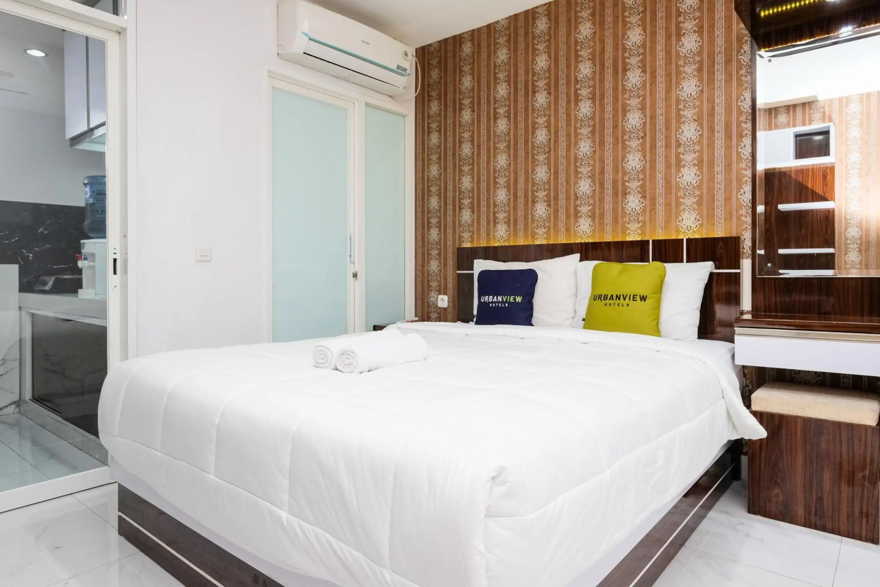 Bedroom, Bed in Urbanview Hotel DHelomi Homestay near UPN Veteran Bedroom, Bed in Urbanview Hotel DHelomi Homestay near UPN Veteran