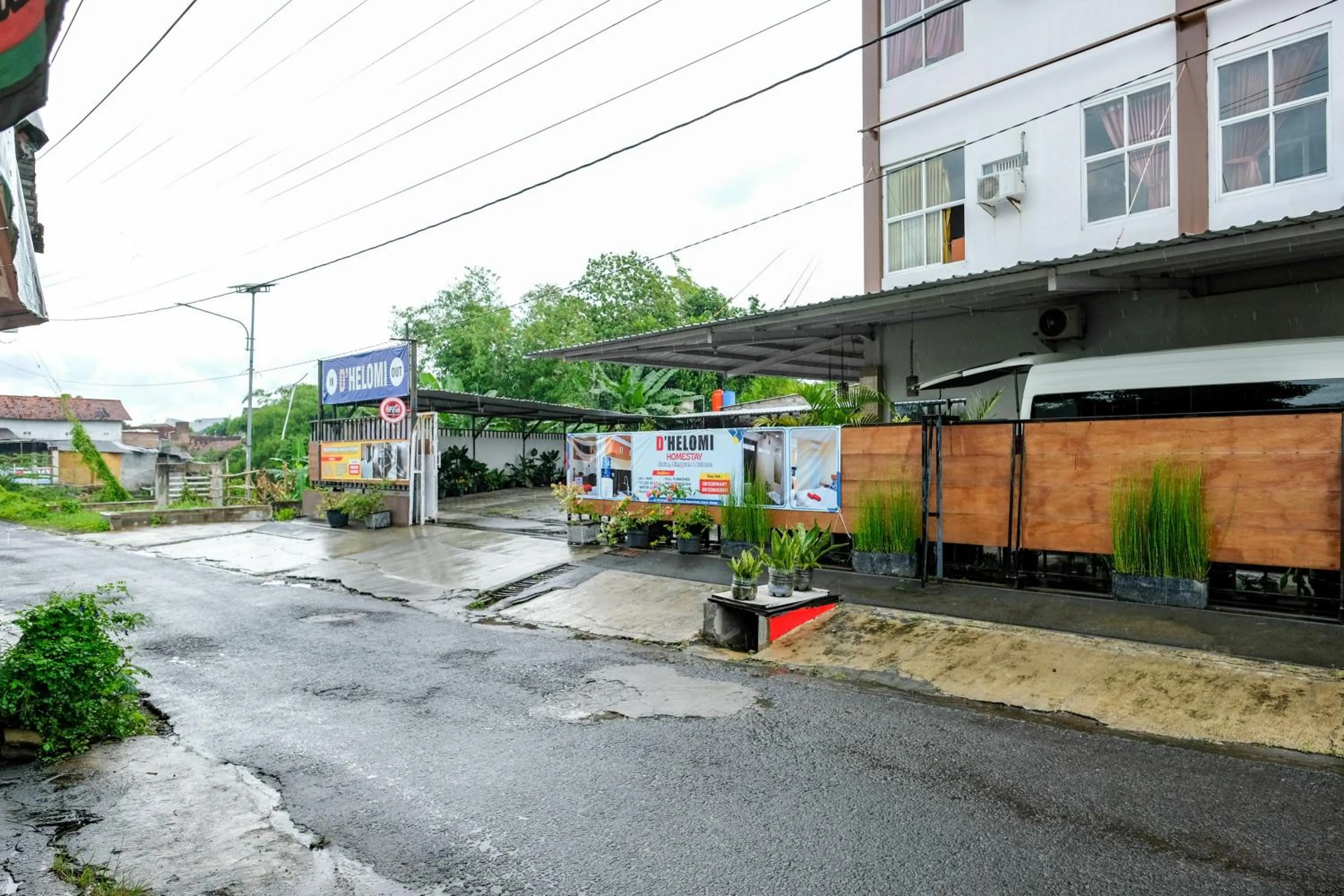 Facade/entrance in Urbanview Hotel DHelomi Homestay near UPN Veteran