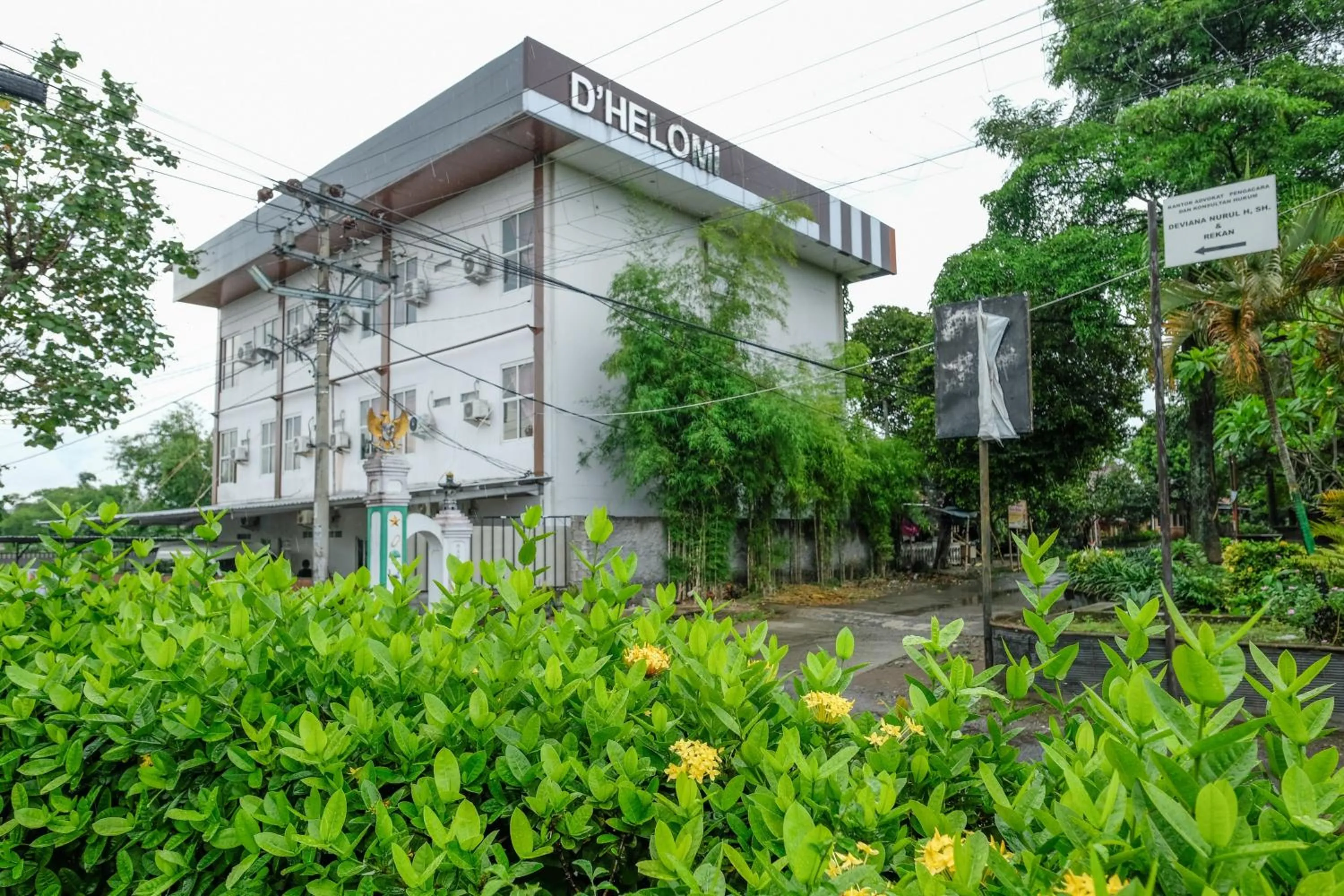 Facade/entrance in Urbanview Hotel DHelomi Homestay near UPN Veteran