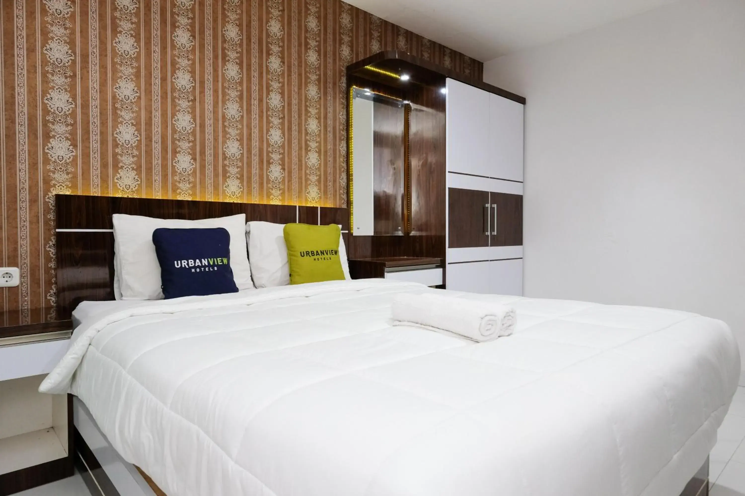 Bedroom, Bed in Urbanview Hotel DHelomi Homestay near UPN Veteran Bedroom, Bed in Urbanview Hotel DHelomi Homestay near UPN Veteran