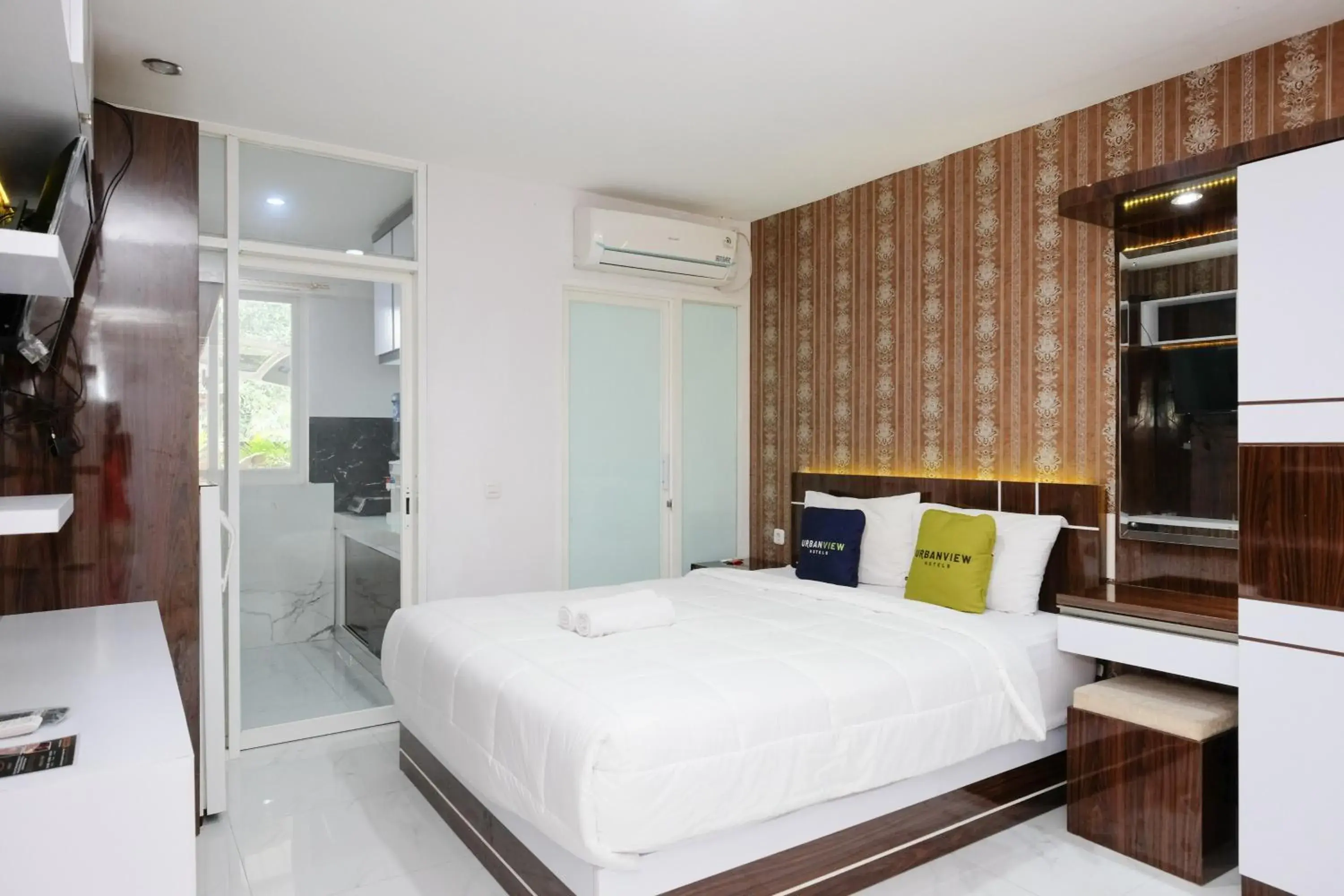 Bedroom, Bed in Urbanview Hotel DHelomi Homestay near UPN Veteran Bedroom, Bed in Urbanview Hotel DHelomi Homestay near UPN Veteran