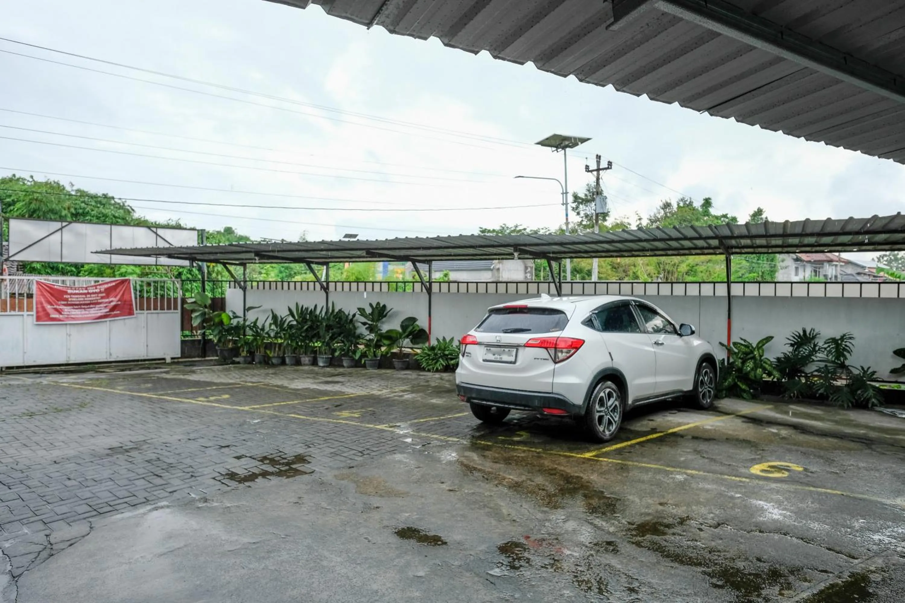 Parking in Urbanview Hotel DHelomi Homestay near UPN Veteran
