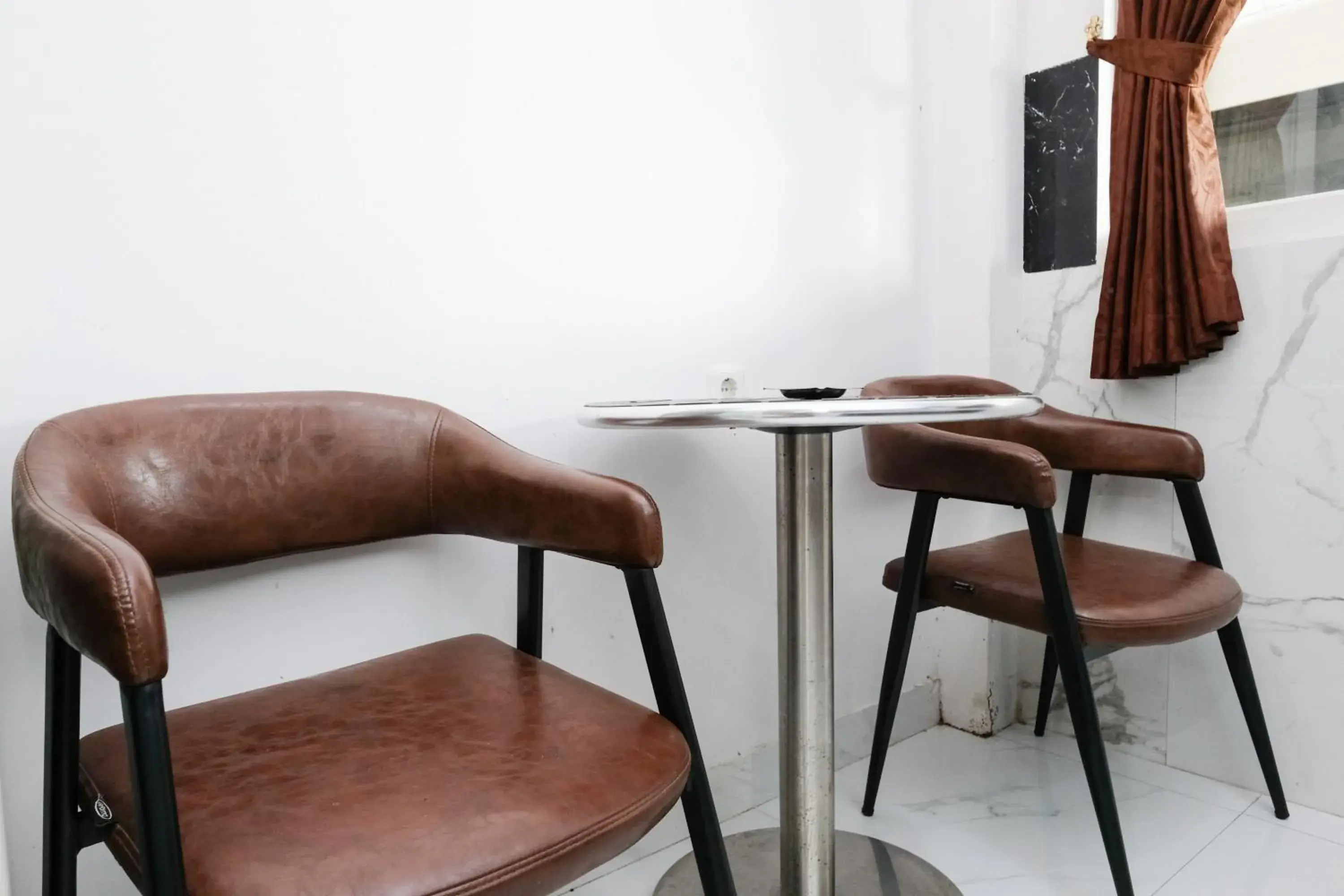 Seating area in Urbanview Hotel DHelomi Homestay near UPN Veteran Seating area in Urbanview Hotel DHelomi Homestay near UPN Veteran