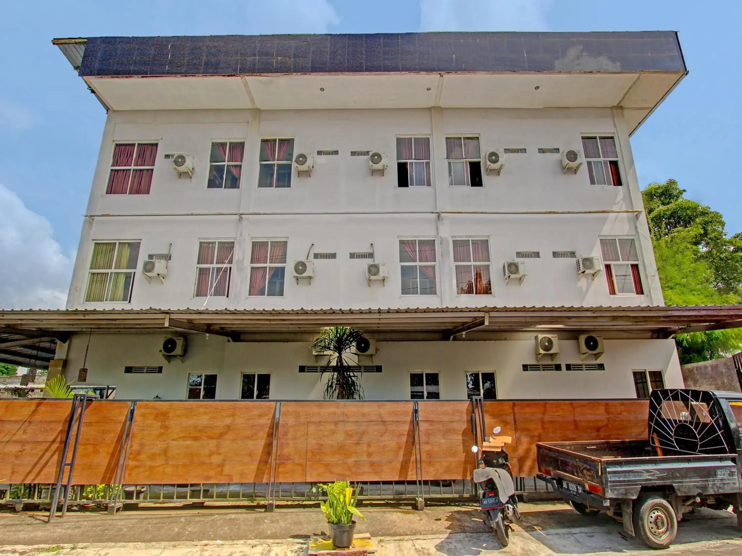 Property building in Collection O 90253 DHelomi Property building in Collection O 90253 DHelomi