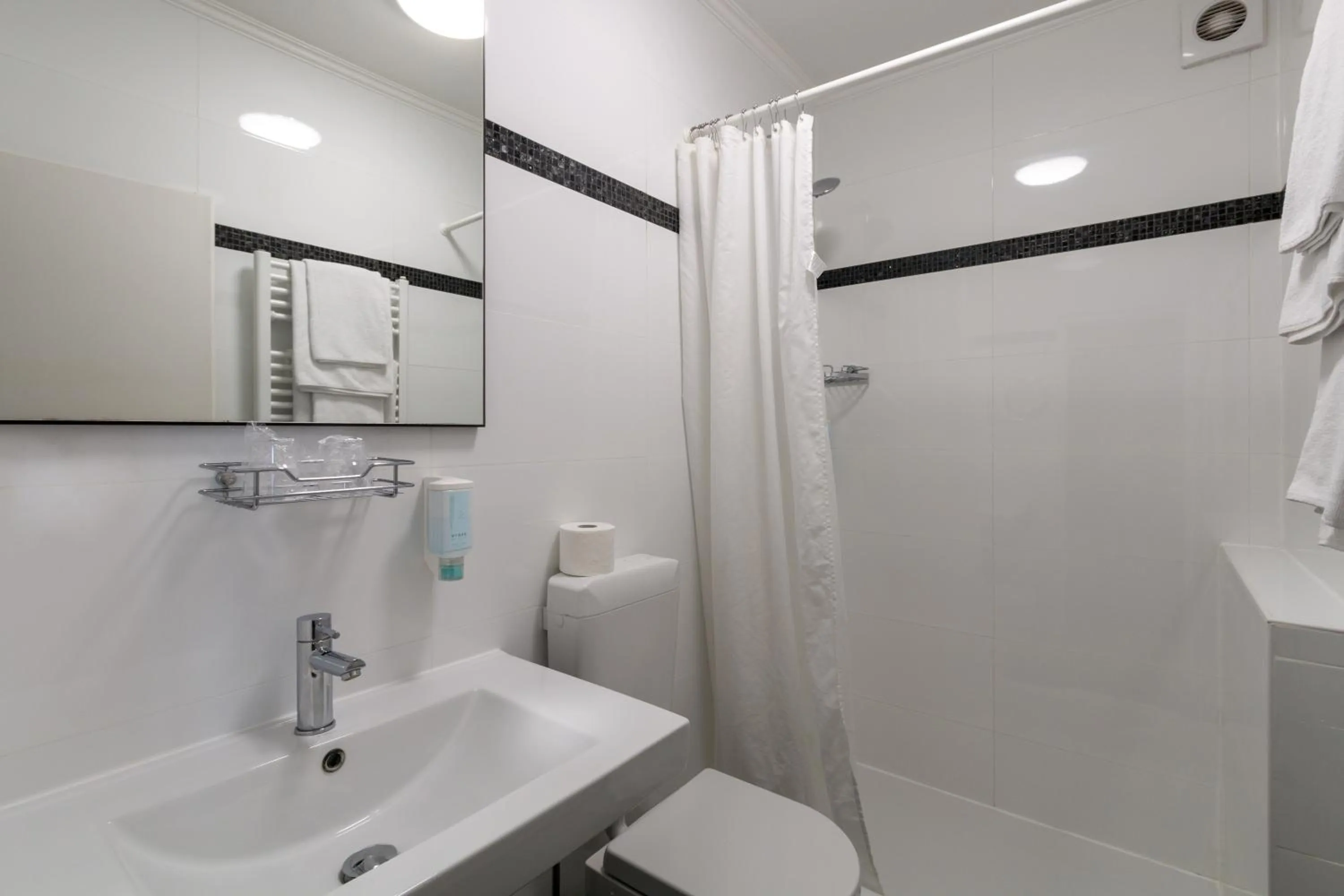 Shower in Hotel ATLANTA Darmstadt