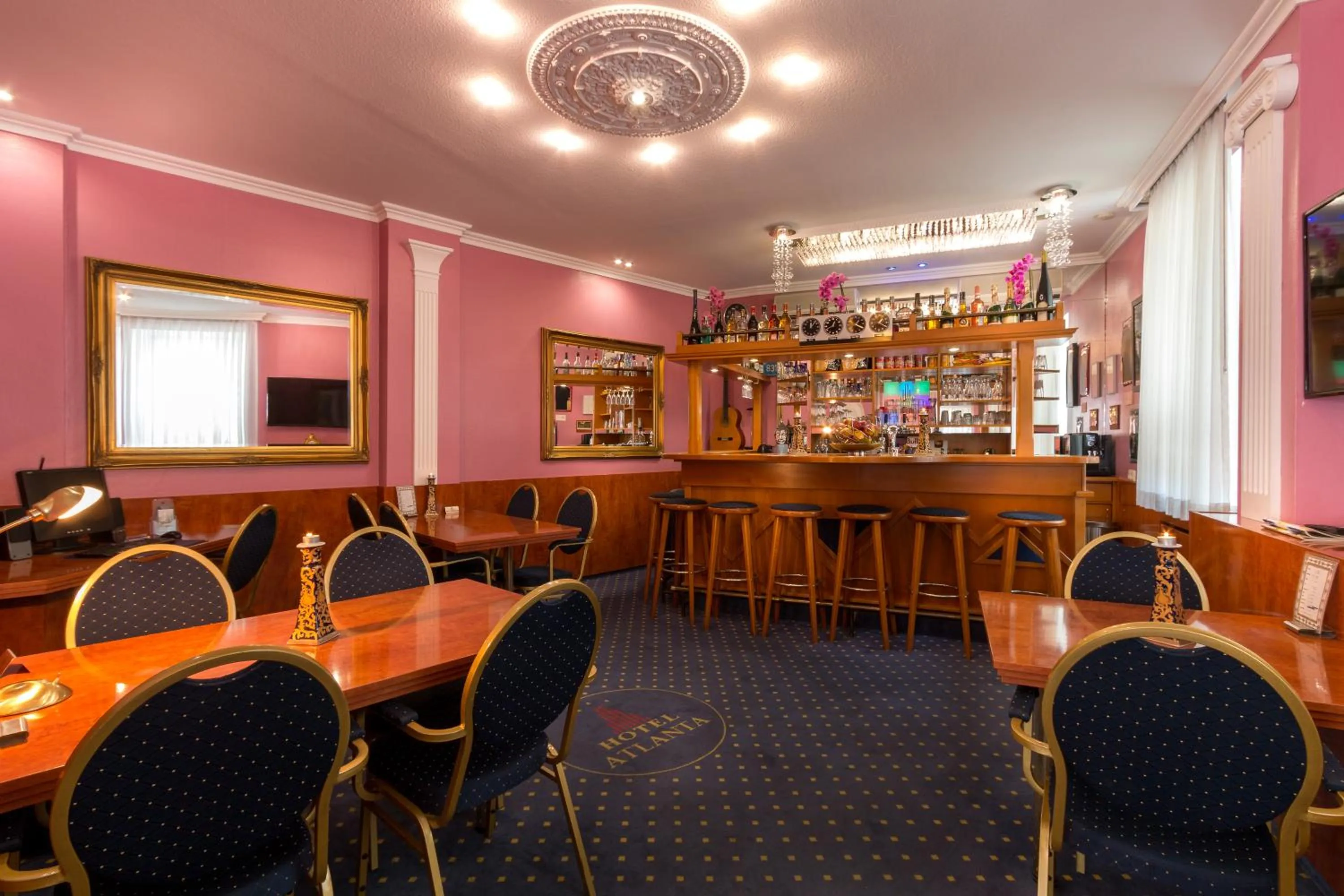 Communal lounge/ TV room in Hotel ATLANTA Darmstadt