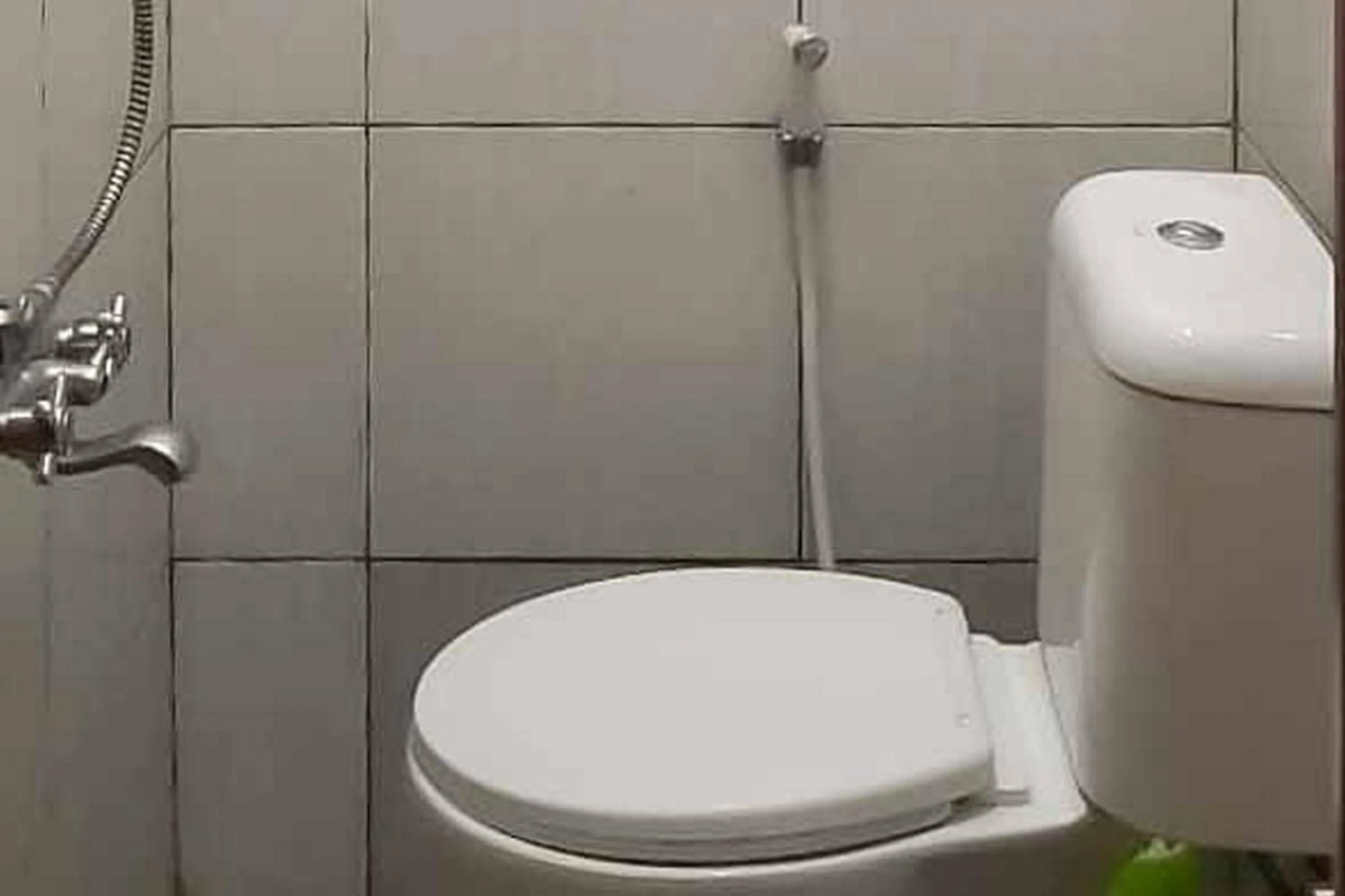 Bathroom in Maminoti Syariah Residence Mitra RedDoorz