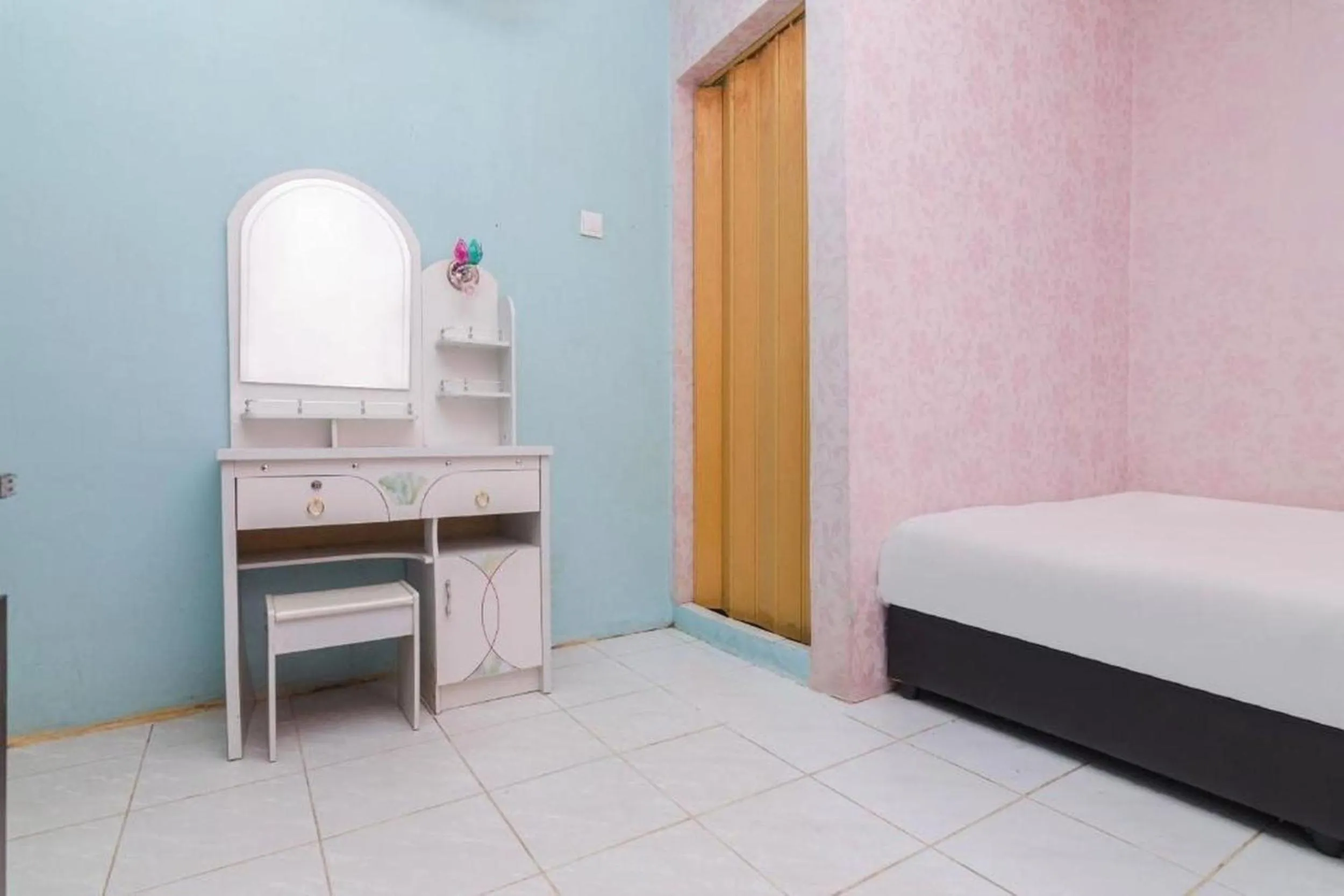 Photo of the whole room, Bed in OYO Life 2466 Galaxy Kost