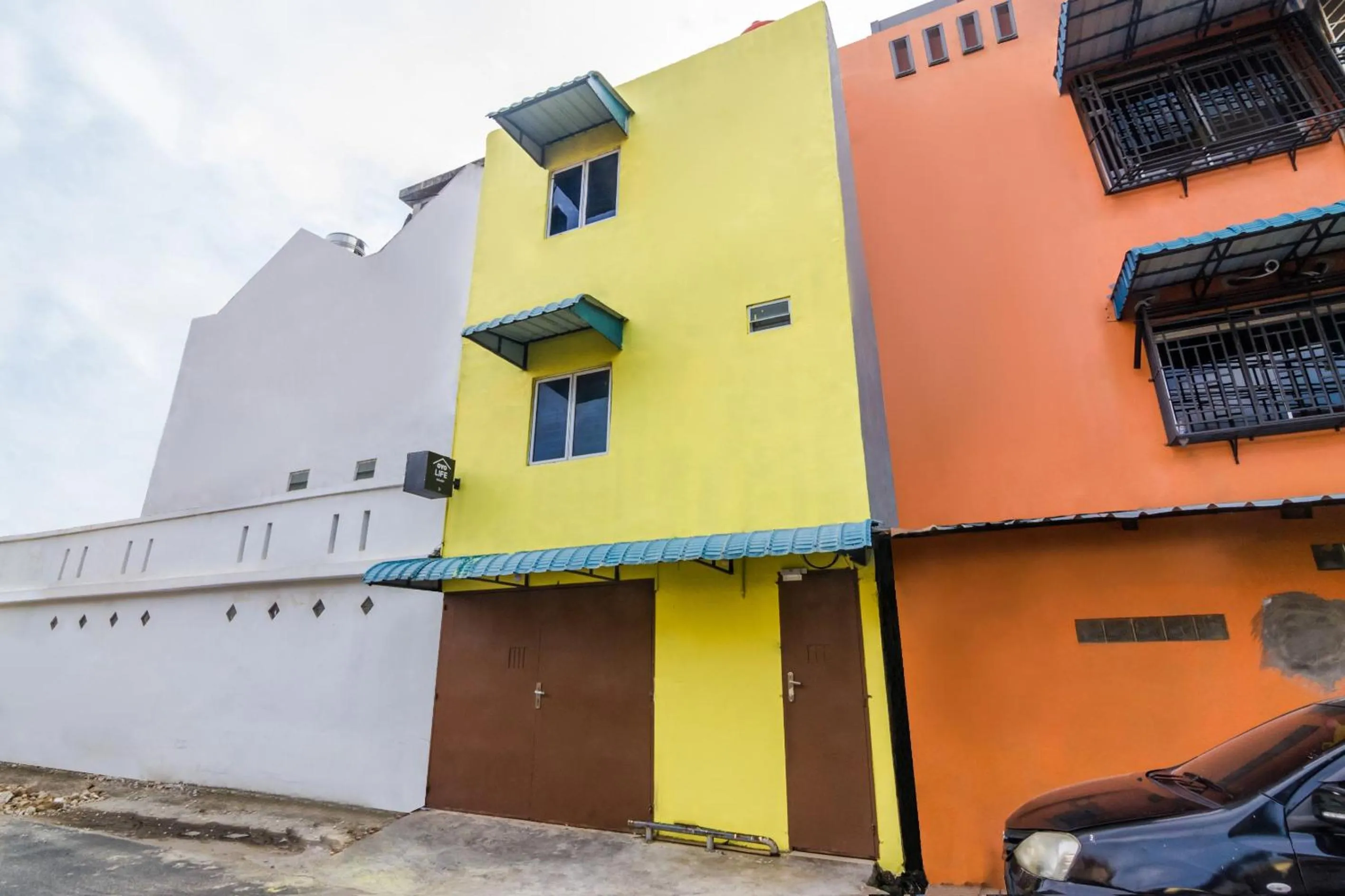 Facade/entrance in OYO Life 2466 Galaxy Kost