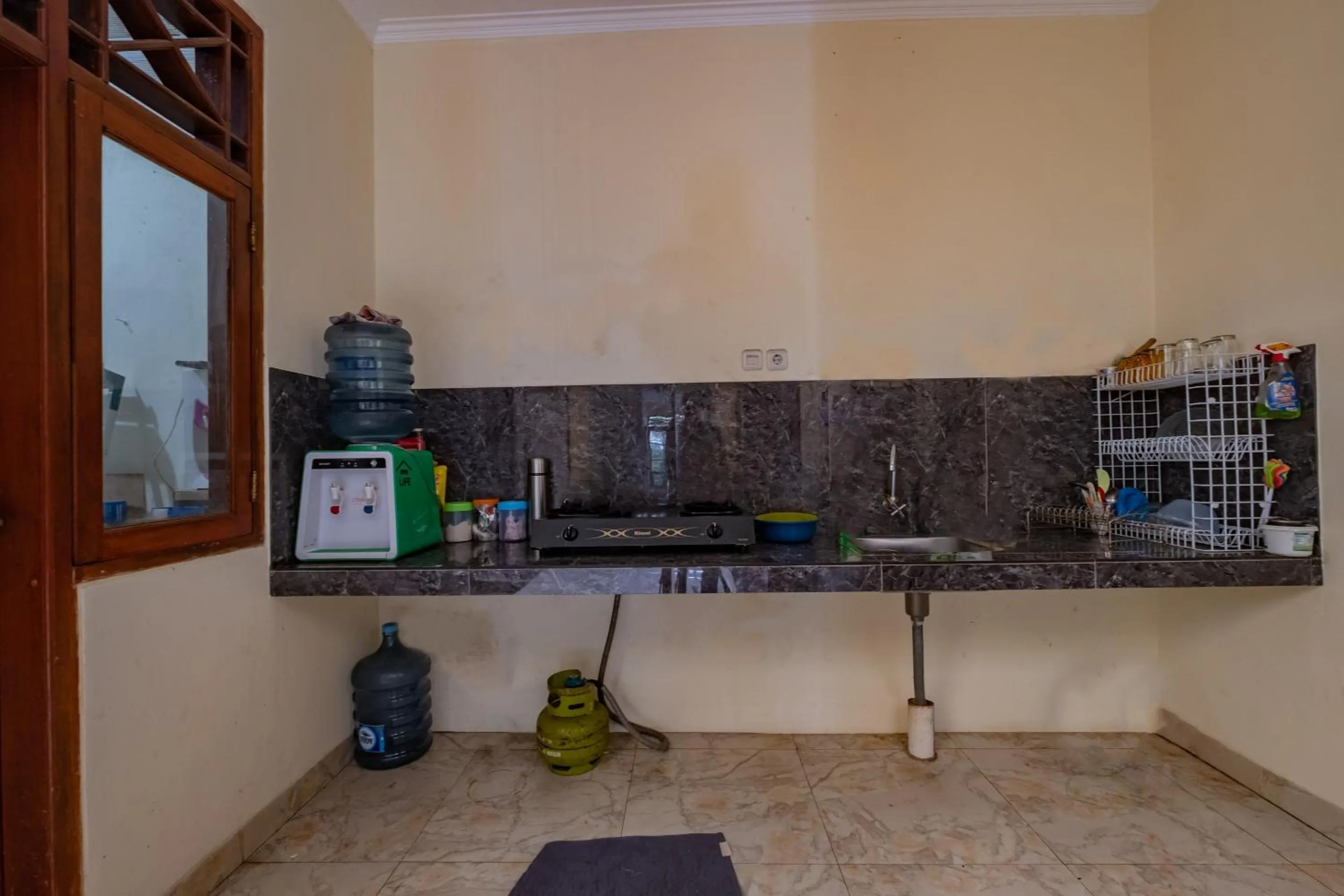 Kitchen or kitchenette in OYO Life 2216 Griya Jakasetia