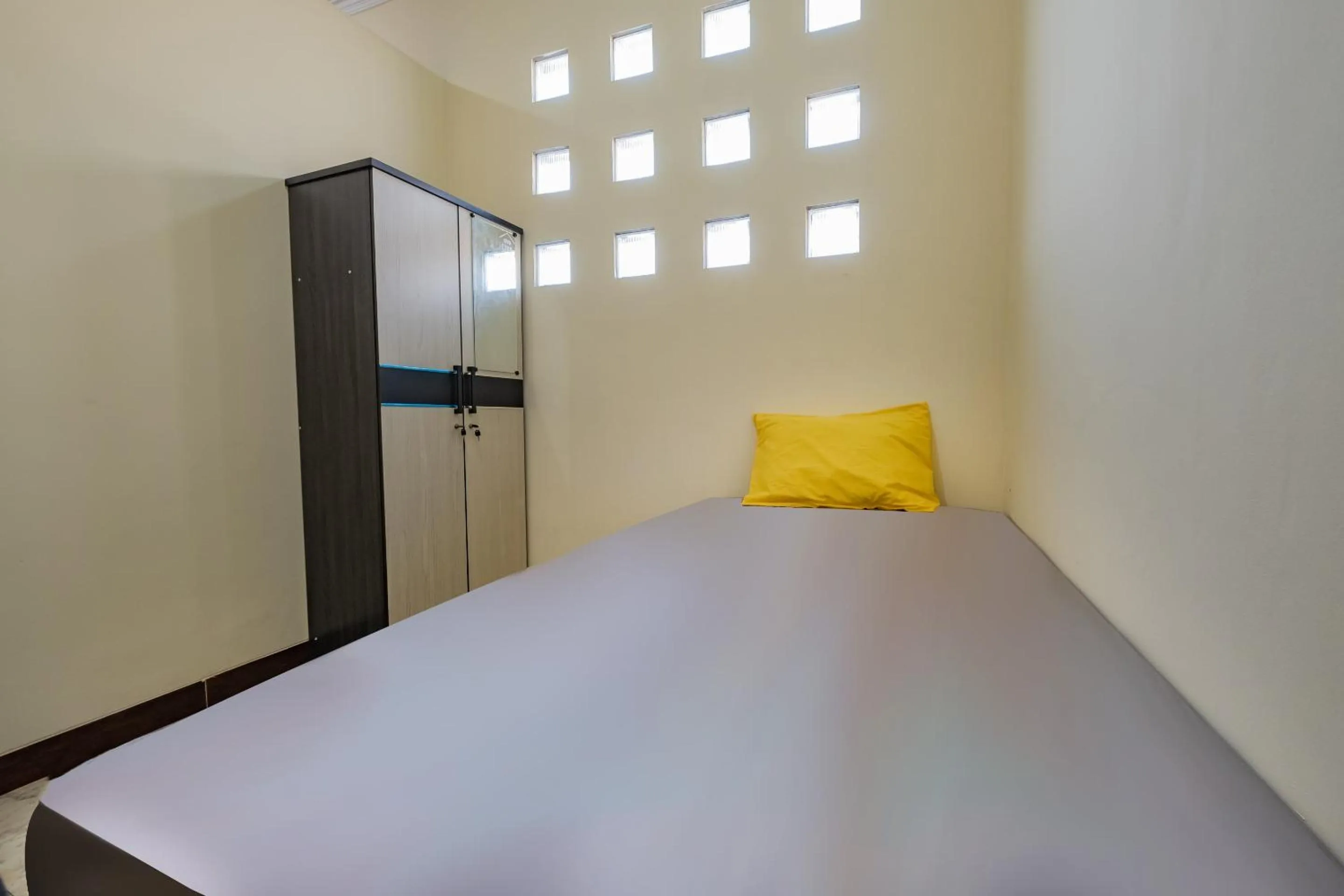 Bedroom, Bed in OYO Life 2216 Griya Jakasetia