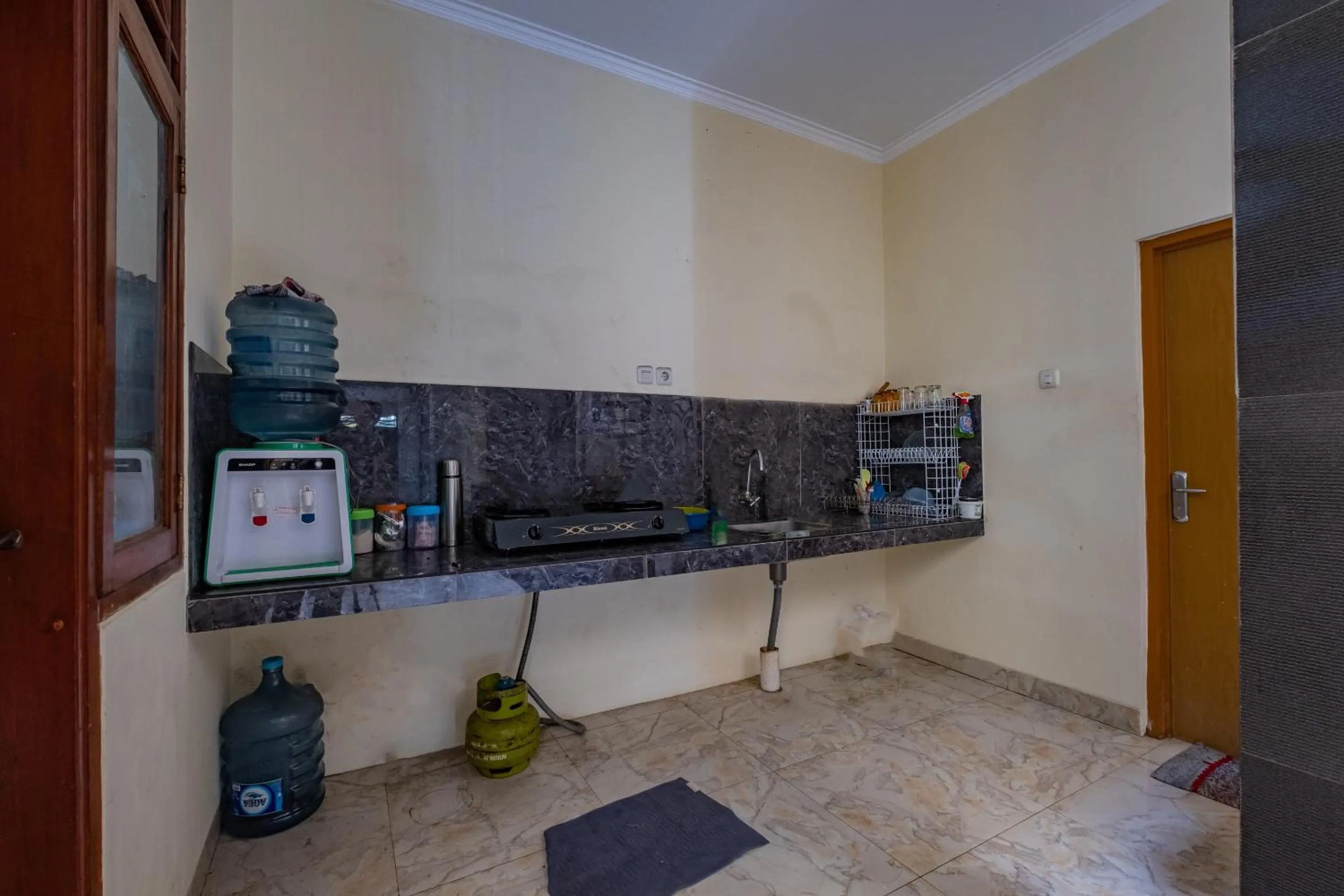 Kitchen or kitchenette in OYO Life 2216 Griya Jakasetia