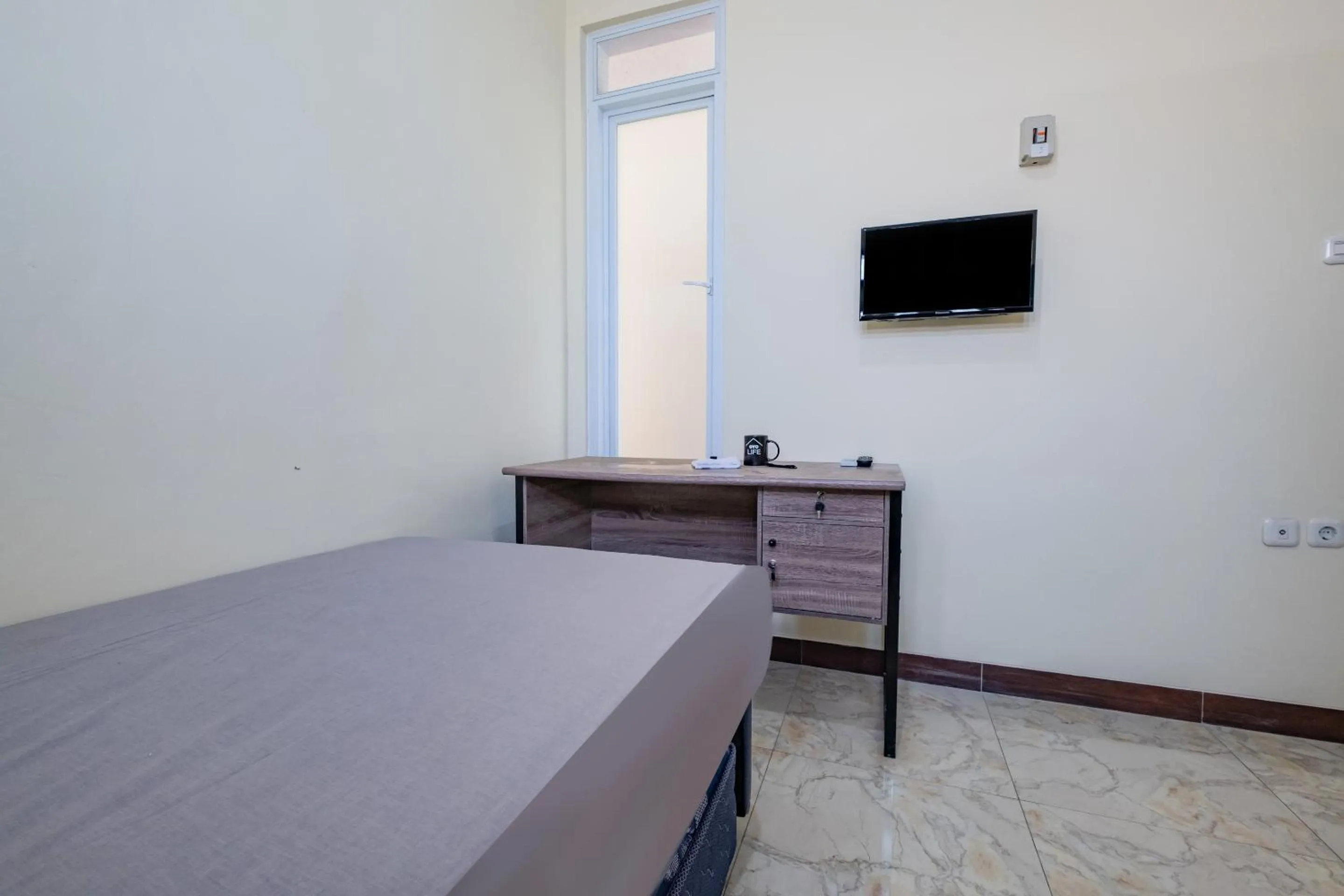 Bedroom in OYO Life 2216 Griya Jakasetia