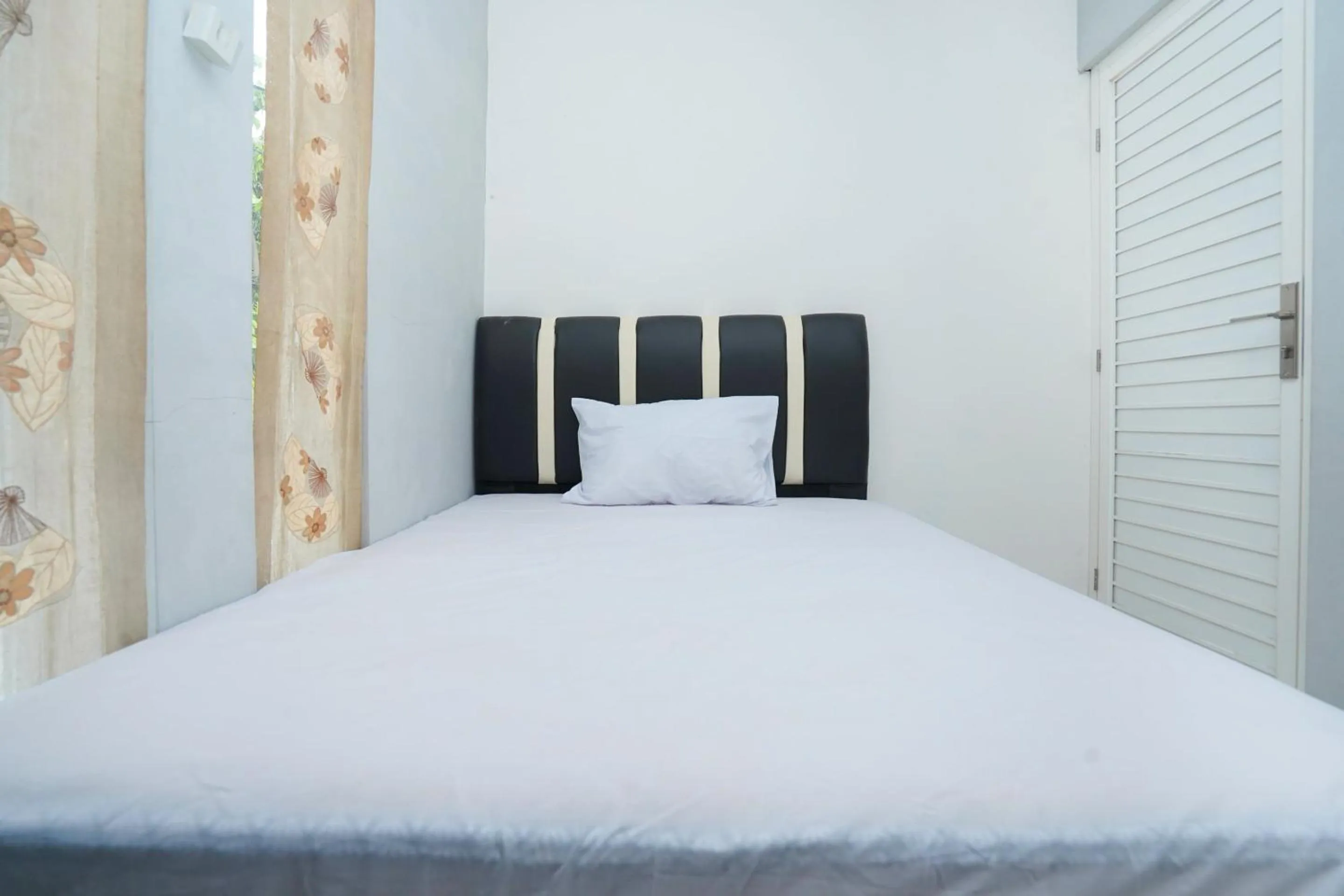 Bedroom, Bed in OYO Life 2498 Kost Putri Purimas 23