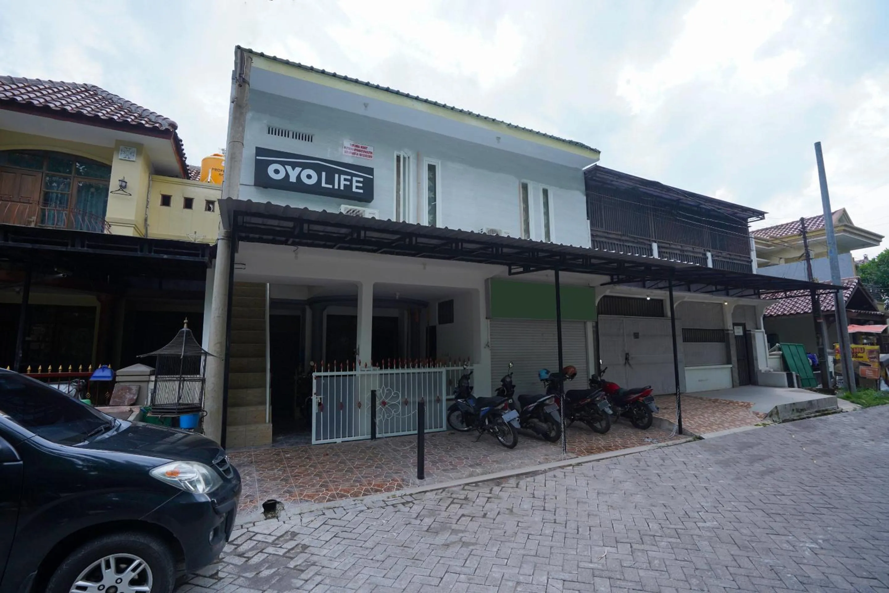 Facade/entrance in OYO Life 2498 Kost Putri Purimas 23