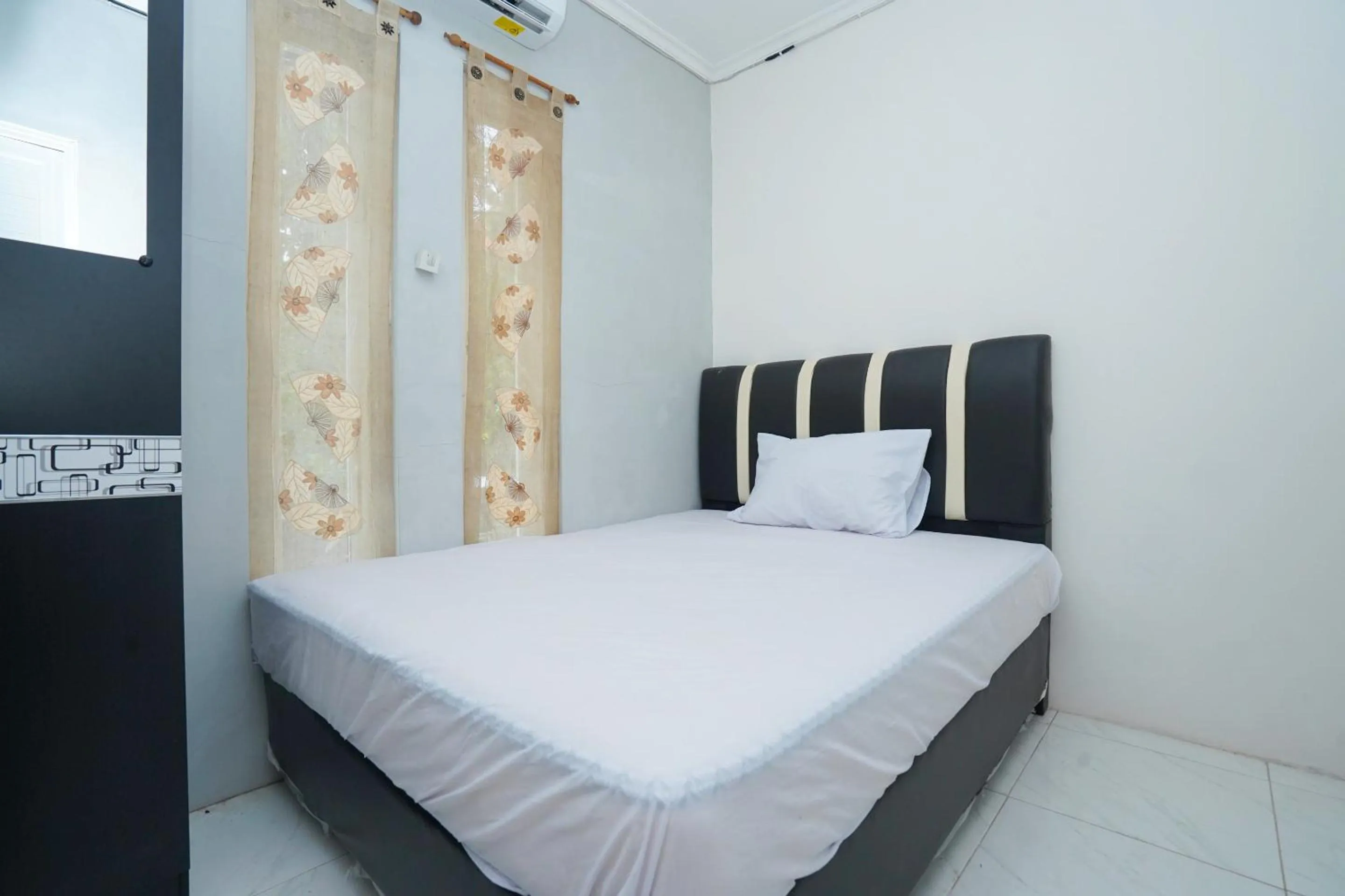 Bedroom, Bed in OYO Life 2498 Kost Putri Purimas 23