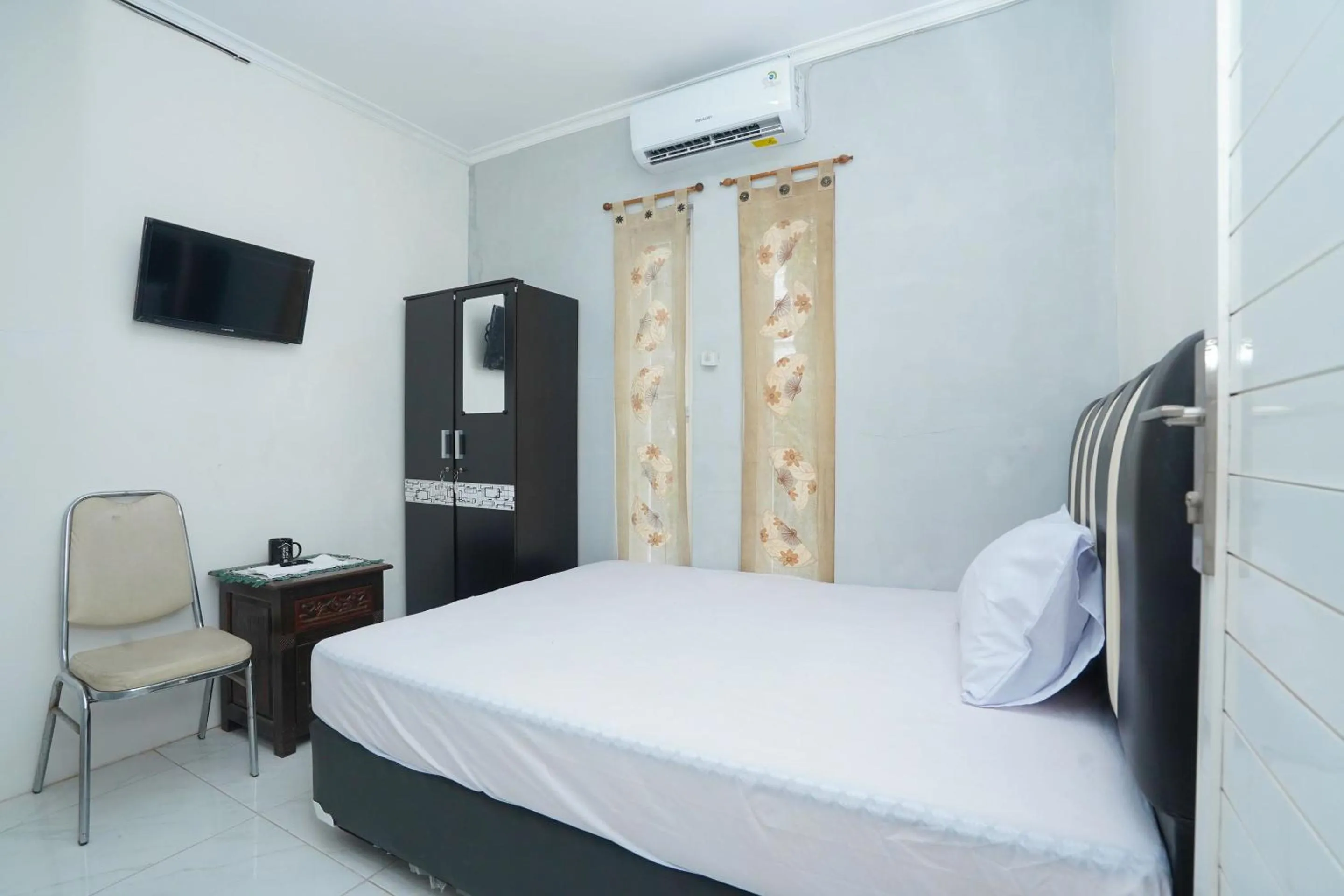 Bedroom, Bed in OYO Life 2498 Kost Putri Purimas 23