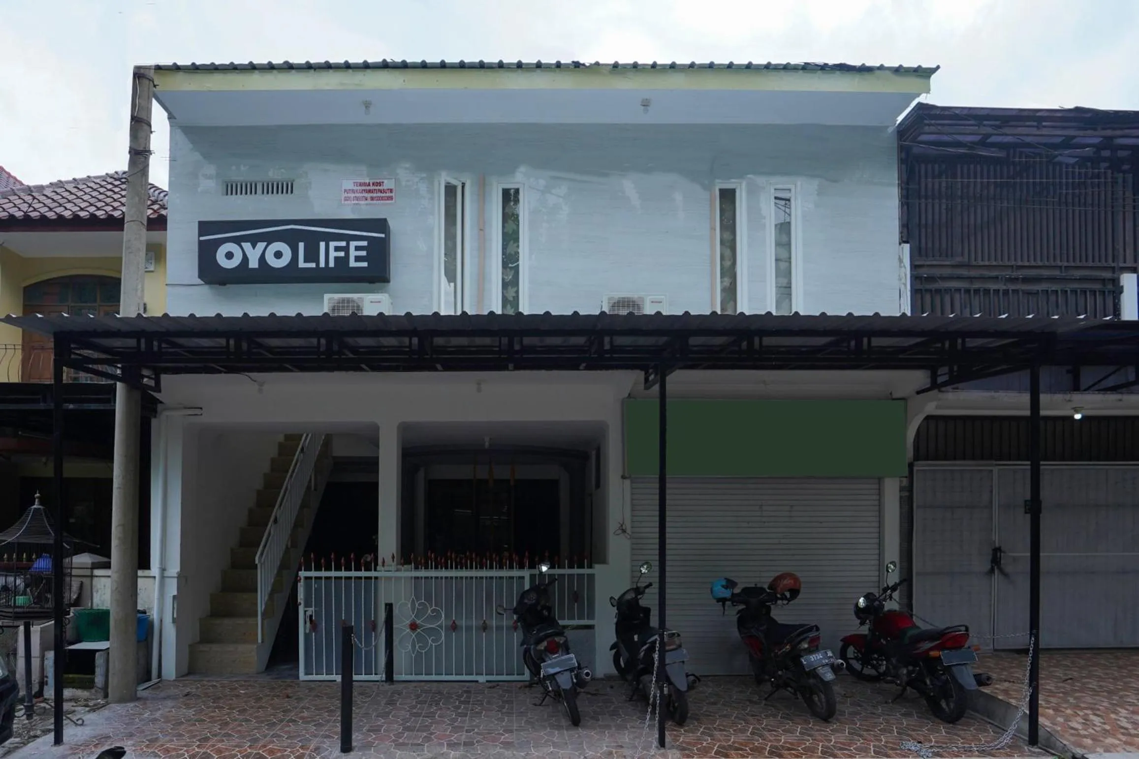 Facade/entrance in OYO Life 2498 Kost Putri Purimas 23