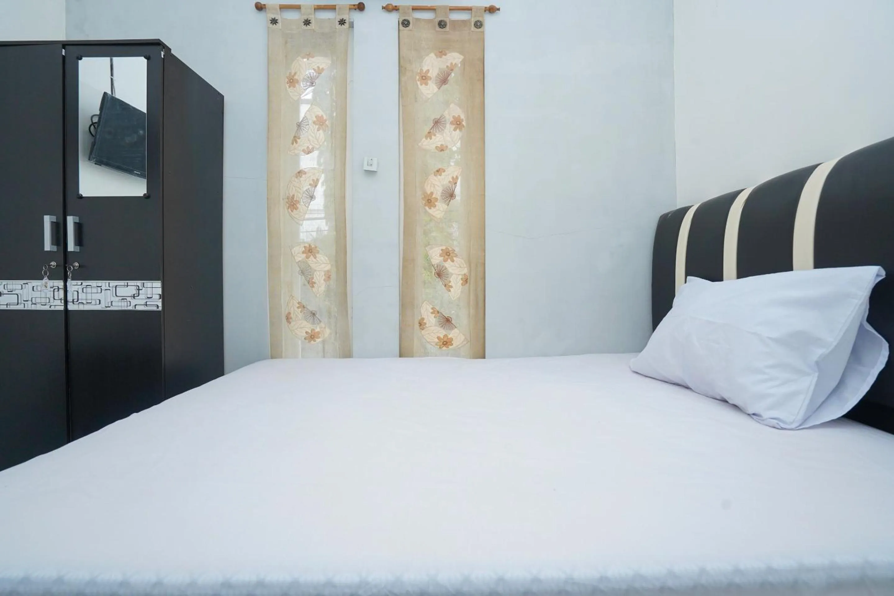 Bedroom, Bed in OYO Life 2498 Kost Putri Purimas 23