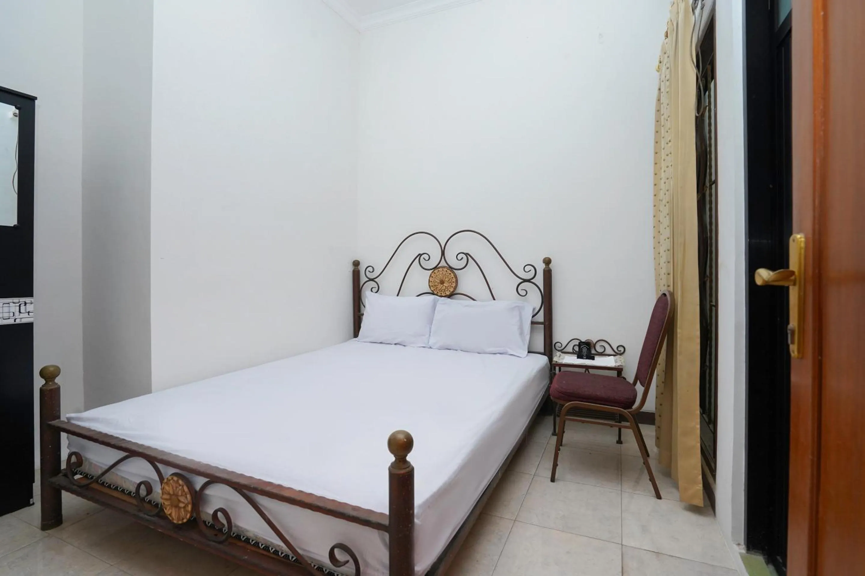 Deluxe Queen Room - single occupancy in OYO Life 2498 Kost Putri Purimas 23