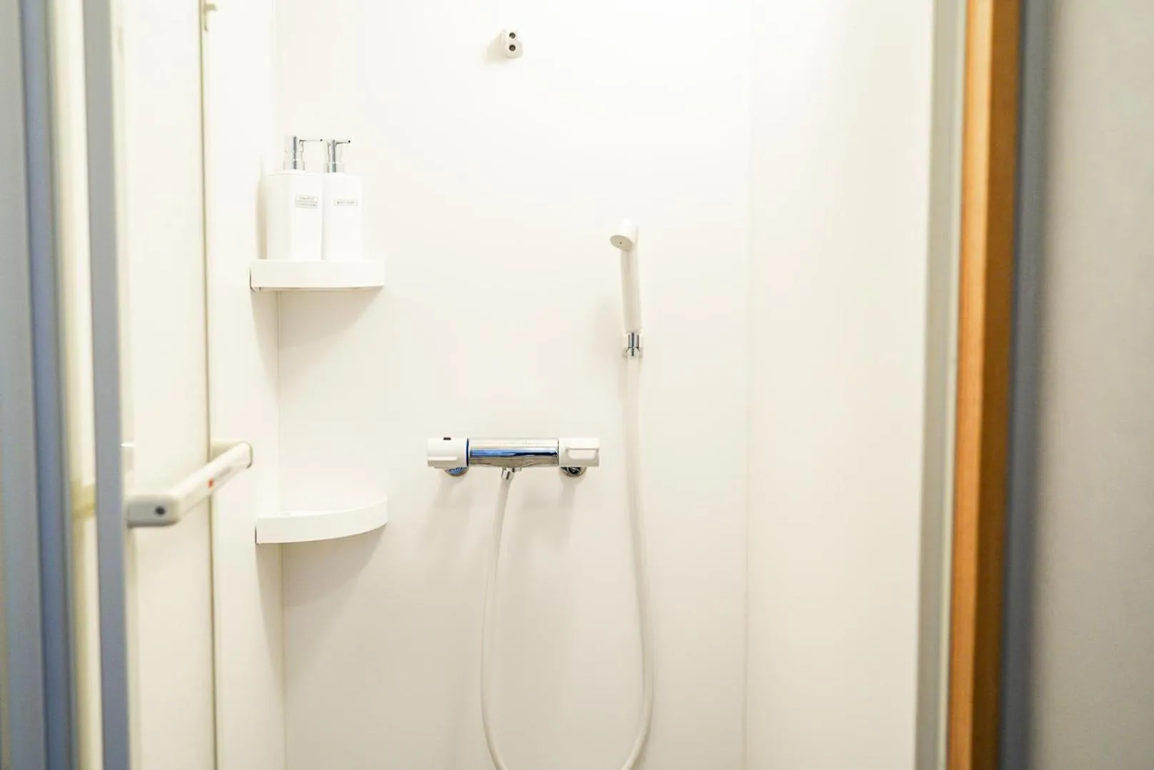 Bathroom in 商店街で暮らすように泊まる-アラシマホステル-