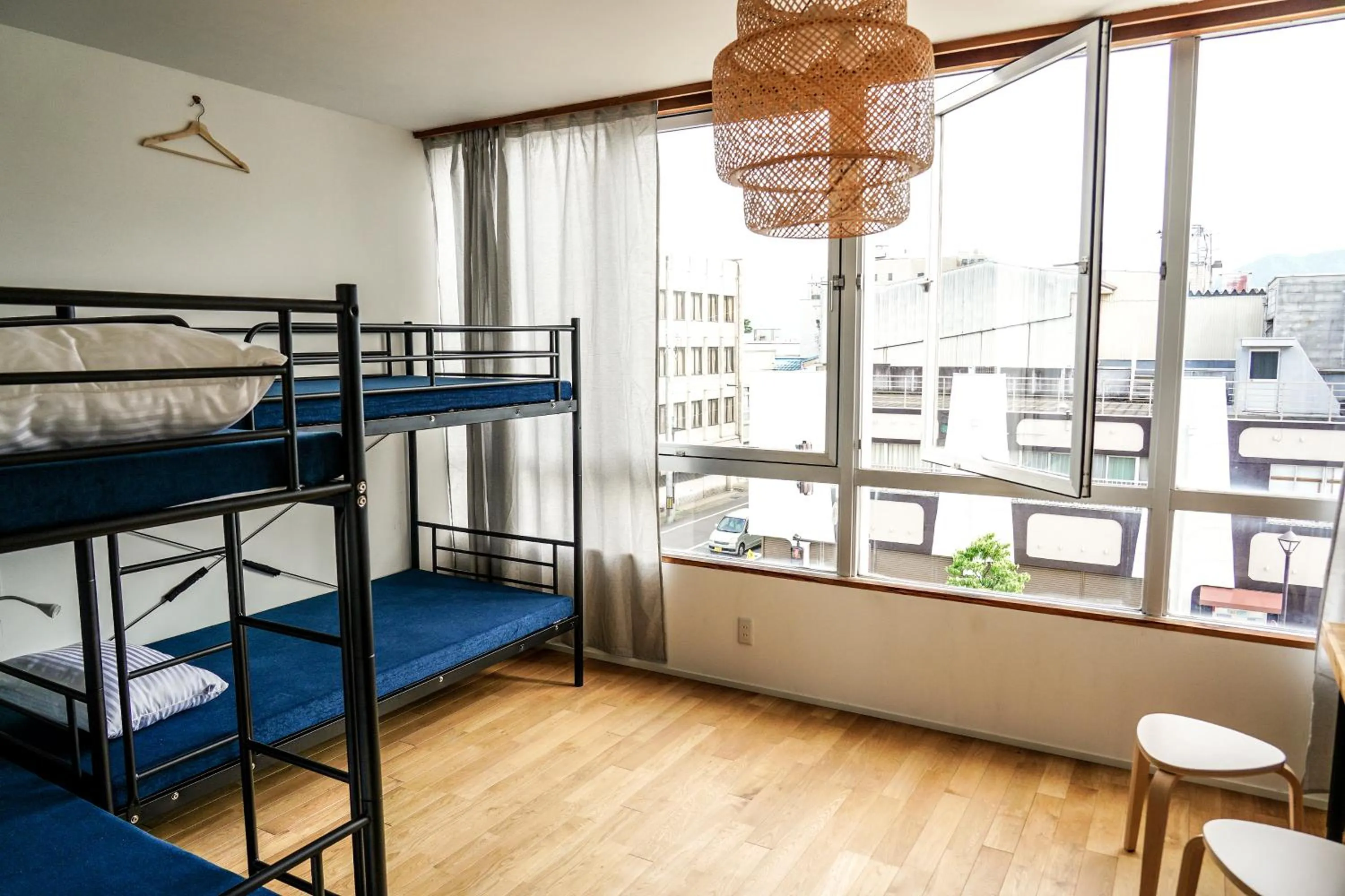 City view, Bed in 商店街で暮らすように泊まる-アラシマホステル-