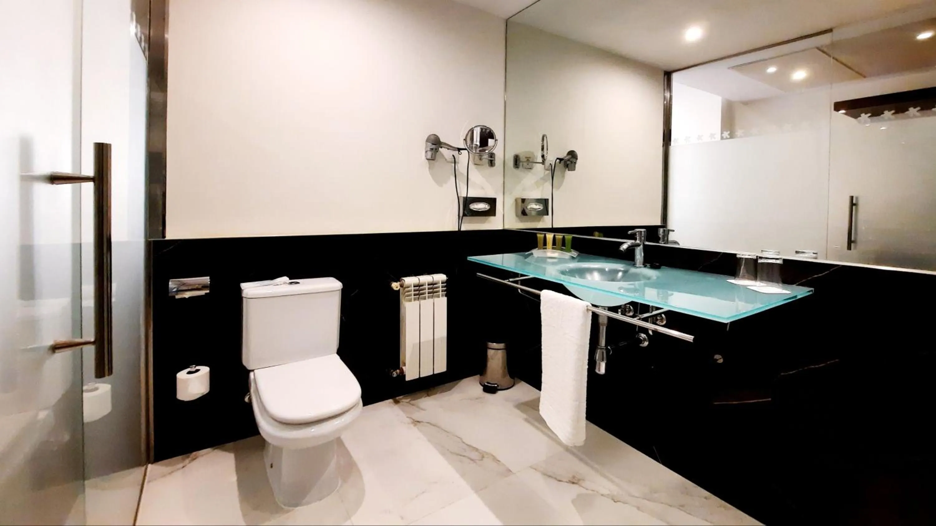 Bathroom in Holiday Inn Madrid - Las Tablas by IHG