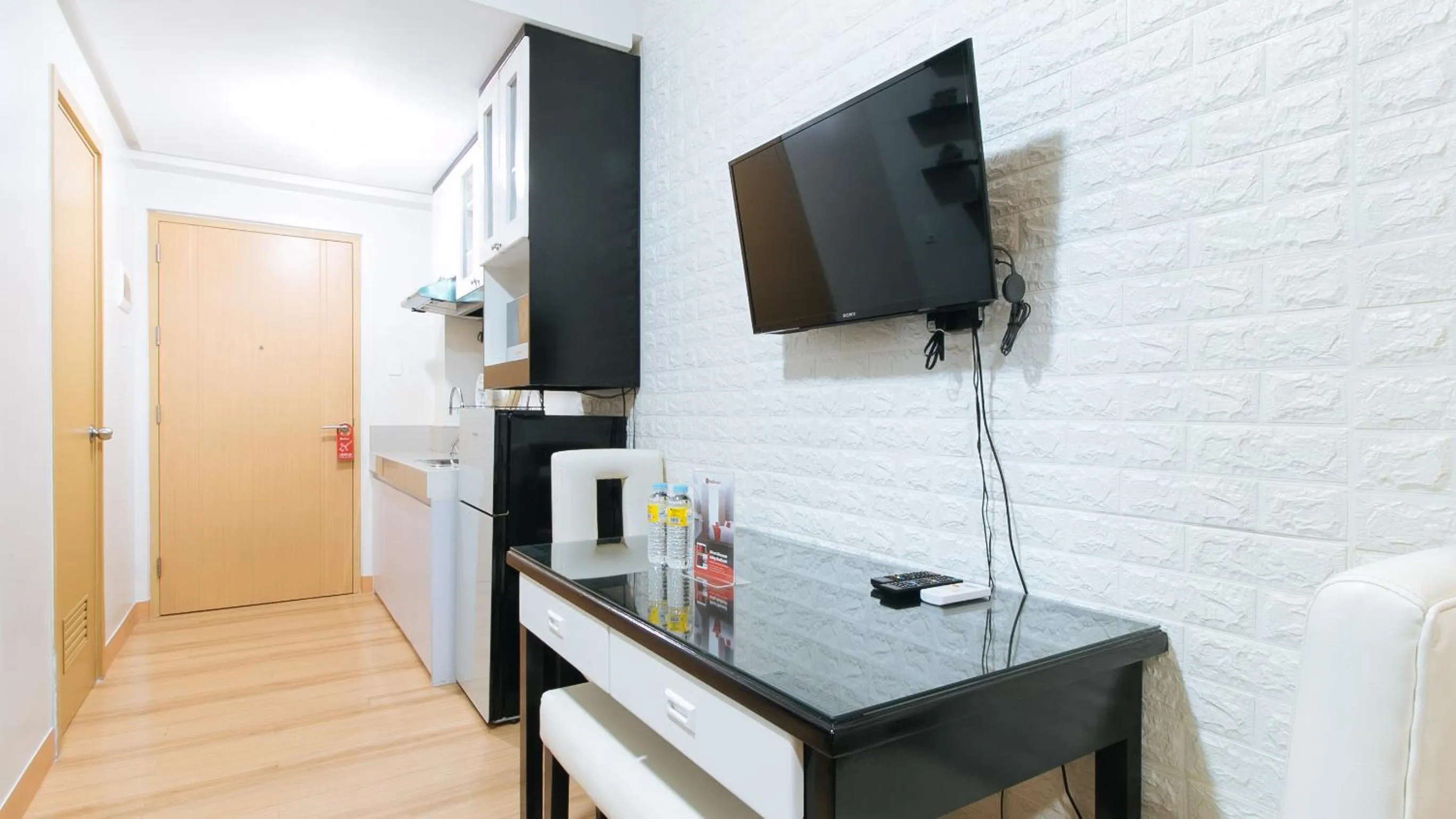 Communal lounge/ TV room, TV/Entertainment Center in RedDoorz Premium @ SMDC Fairview 2