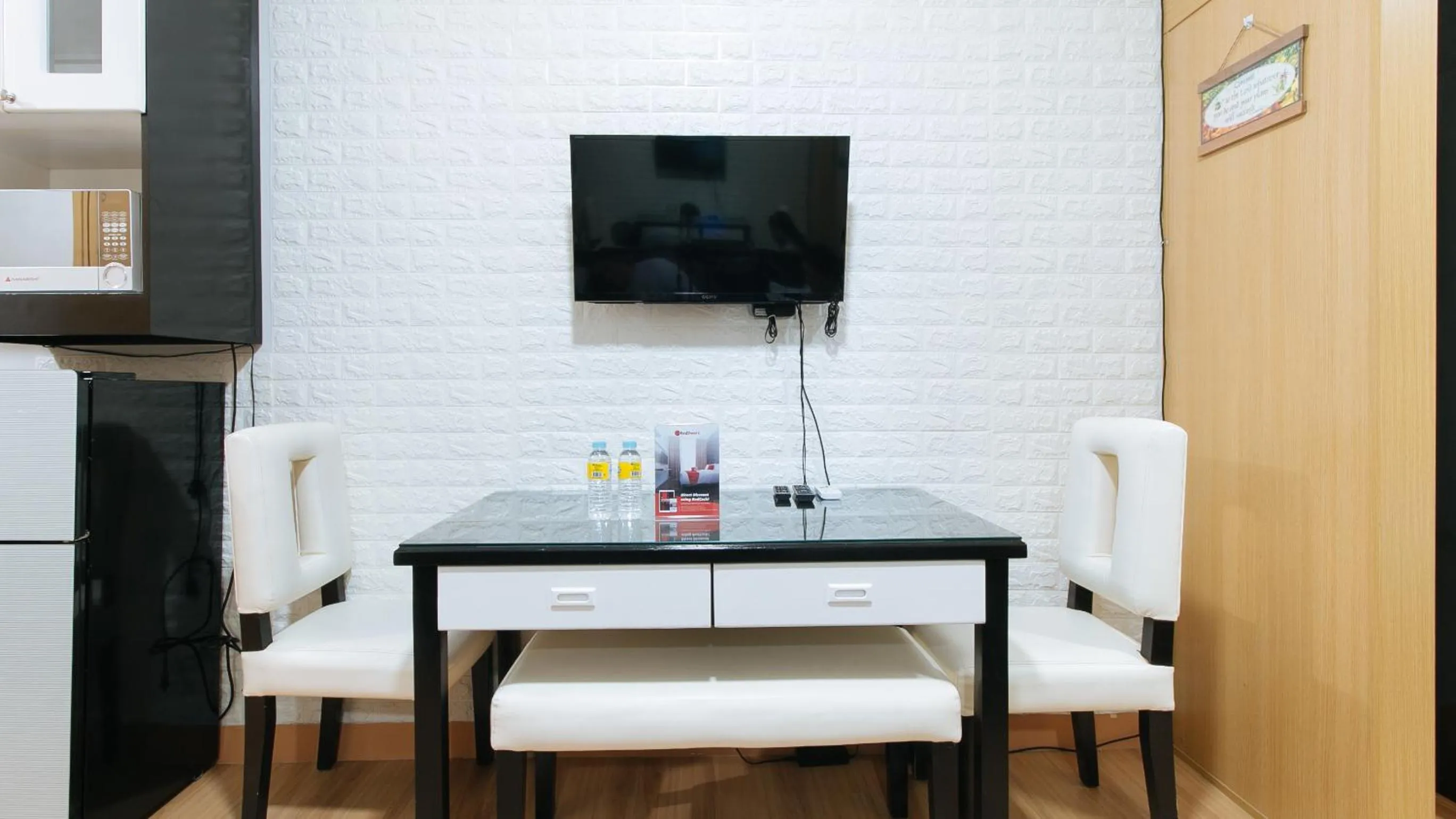 Communal lounge/ TV room, TV/Entertainment Center in RedDoorz Premium @ SMDC Fairview 2