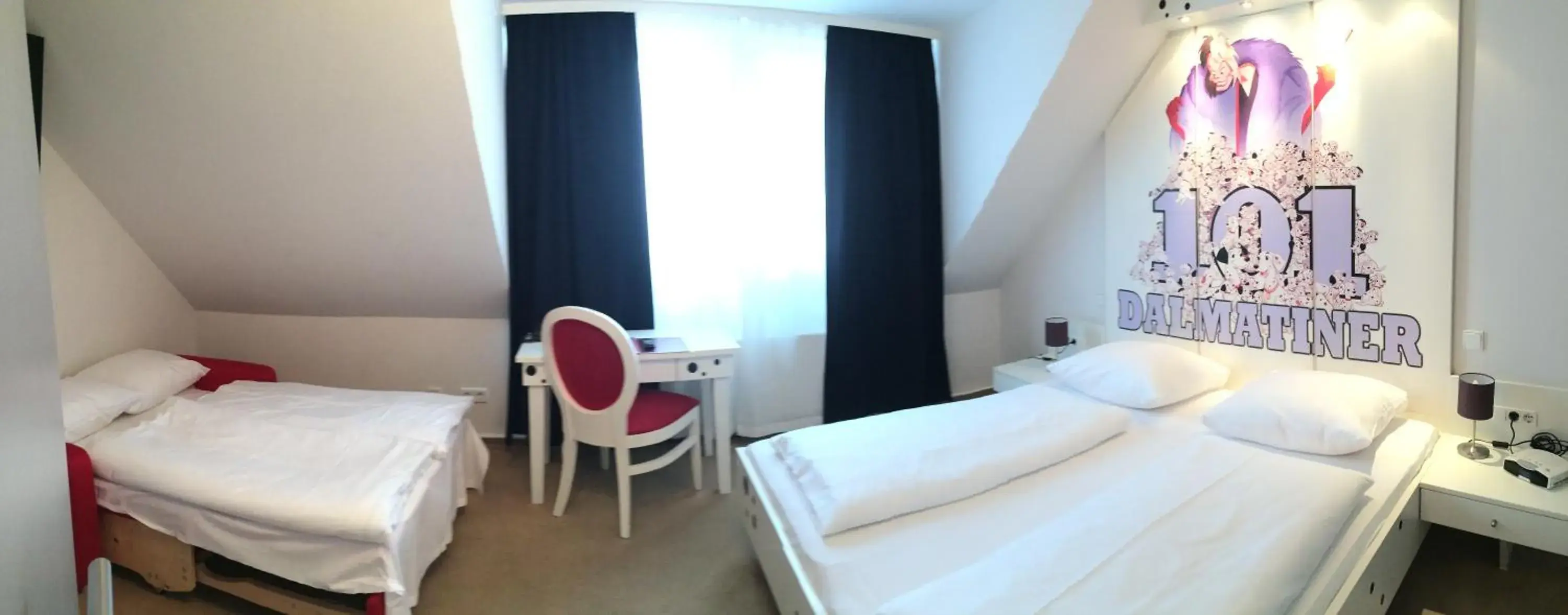 Photo of the whole room, Bed in CineHotel Maroni