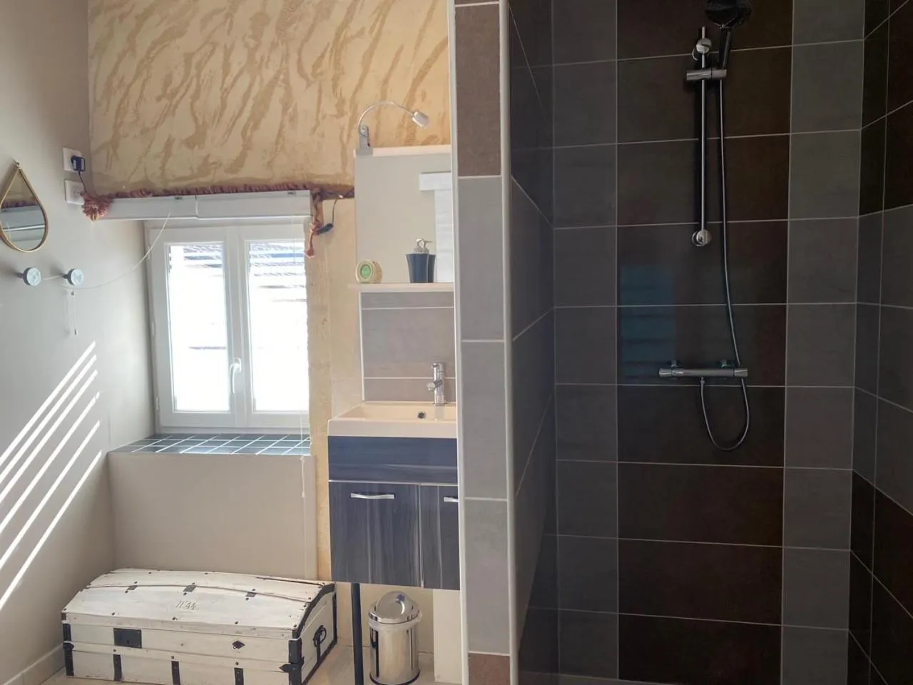 Bathroom in Jardin d'arcy - chambres d'hôtes avec piscine et SPA