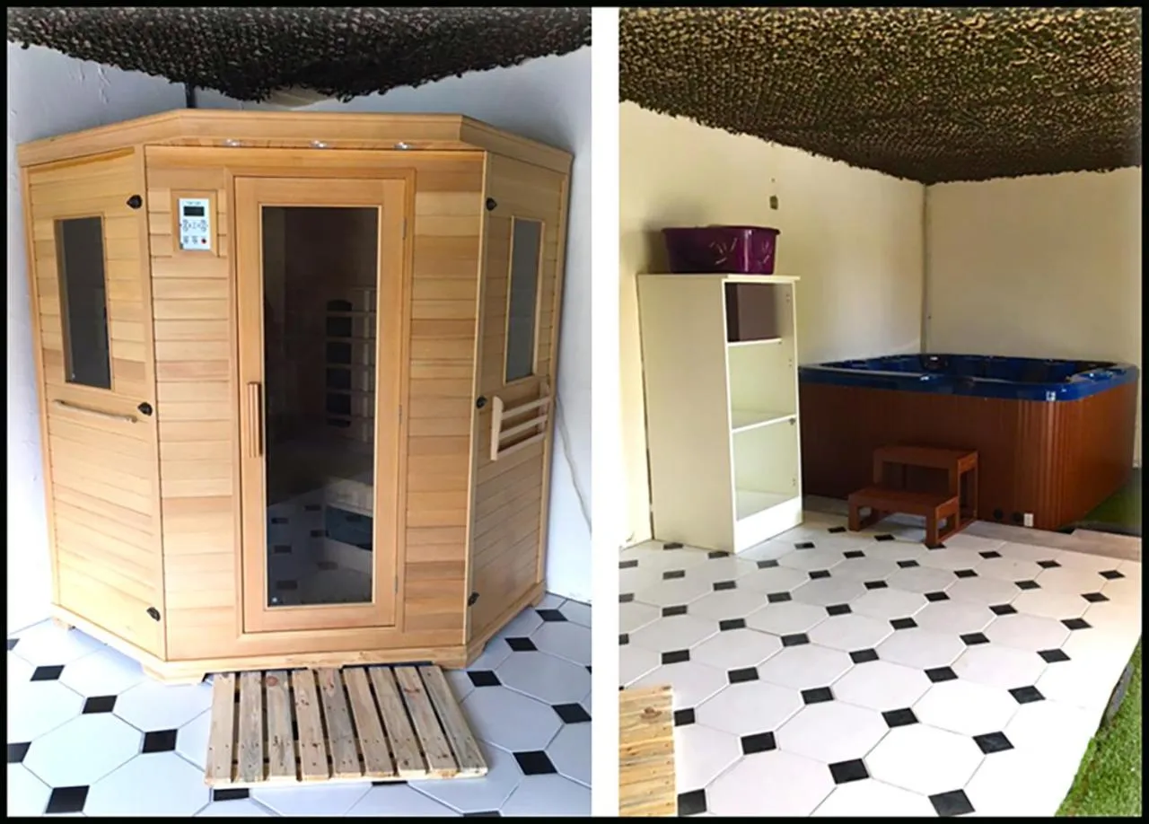 Hot Tub in Jardin d'arcy - chambres d'hôtes avec piscine et SPA