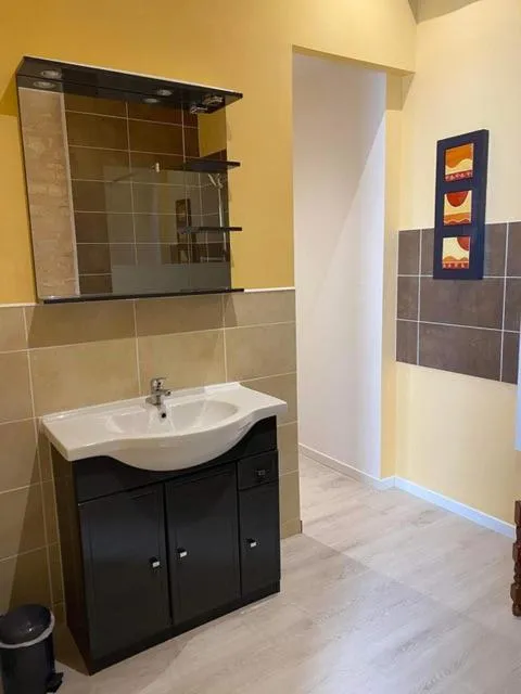 Bathroom in Jardin d'arcy - chambres d'hôtes avec piscine et SPA