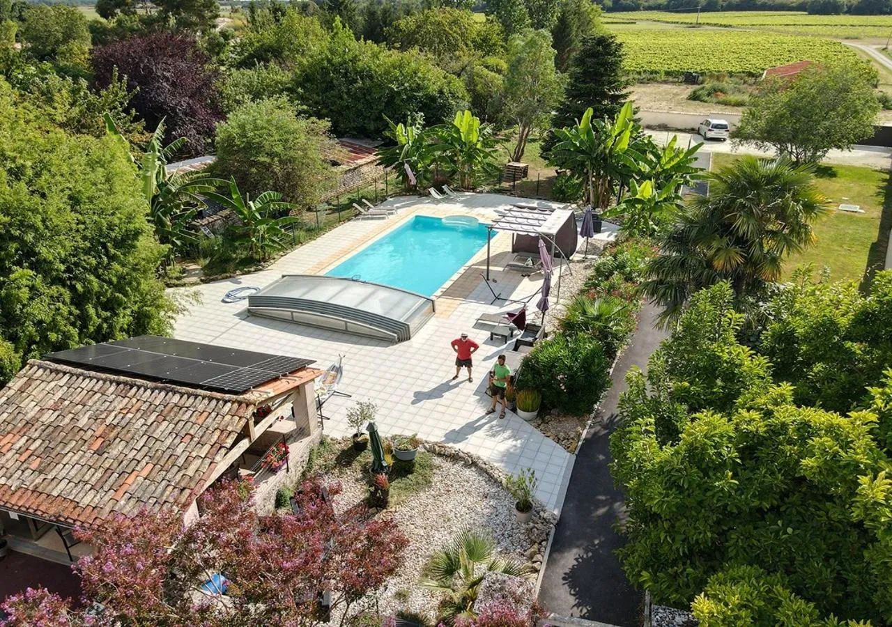Pool view in Jardin d'arcy - chambres d'hôtes avec piscine et SPA