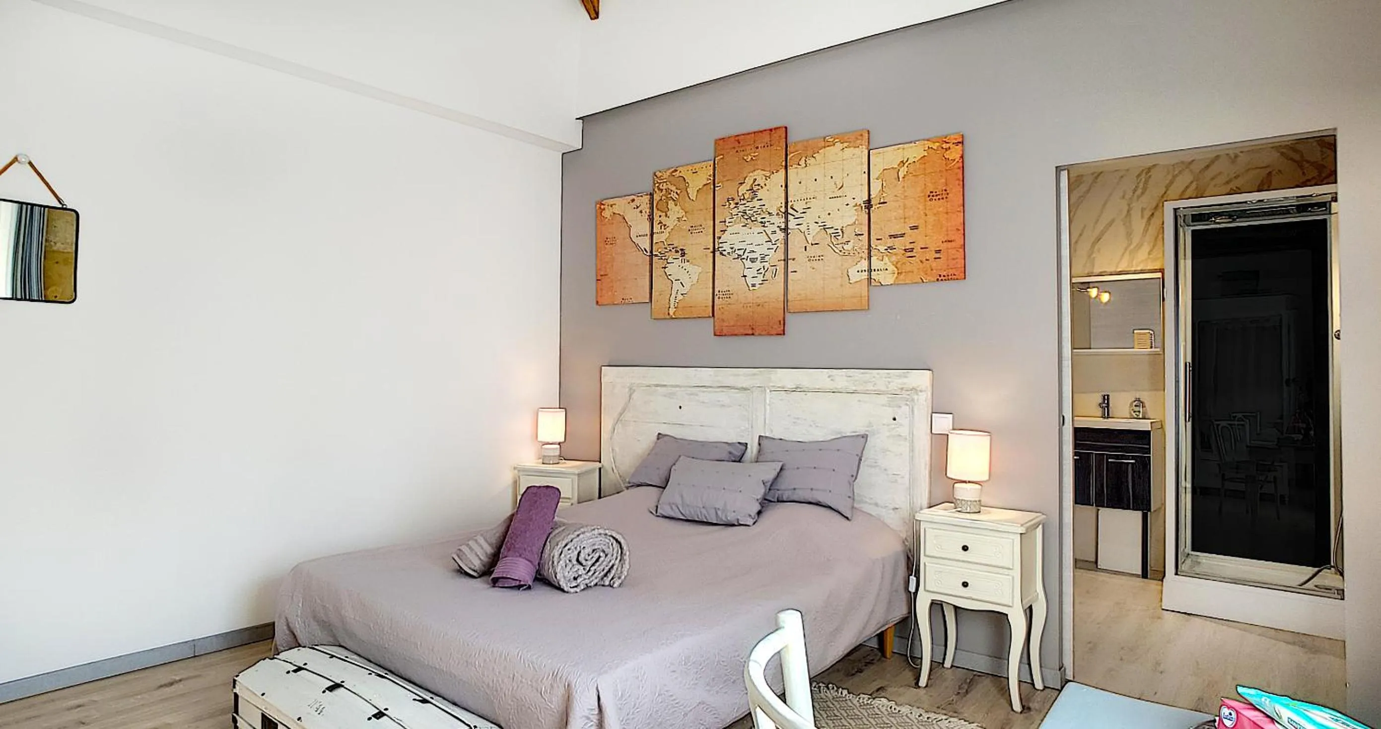 Photo of the whole room, Bed in Jardin d'arcy - chambres d'hôtes avec piscine et SPA