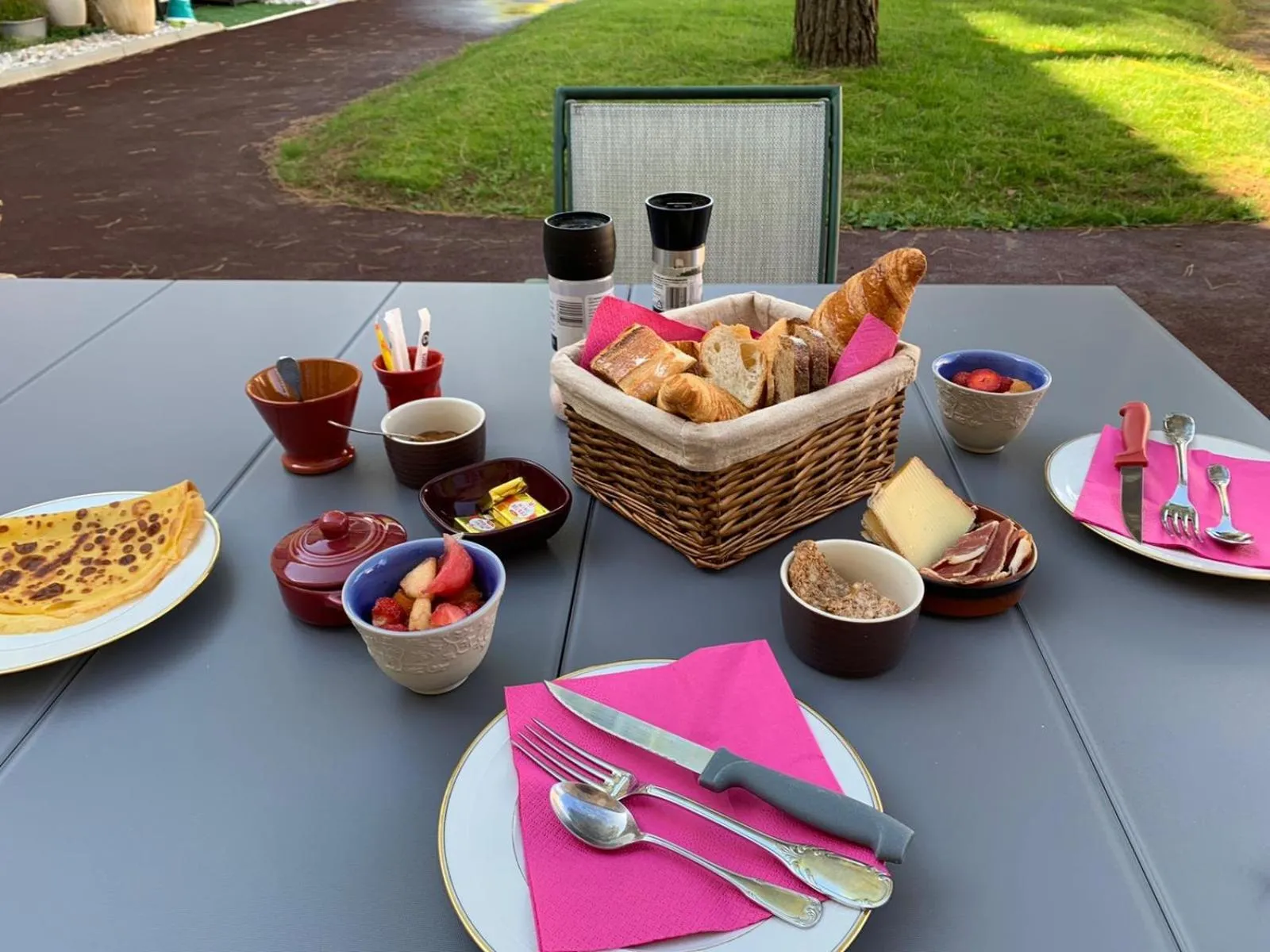 Breakfast in Jardin d'arcy - chambres d'hôtes avec piscine et SPA