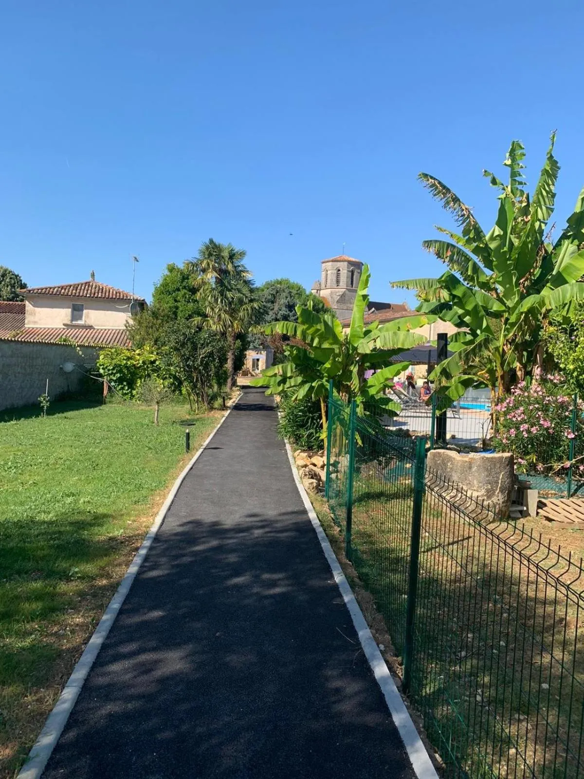Garden in Jardin d'arcy - chambres d'hôtes avec piscine et SPA