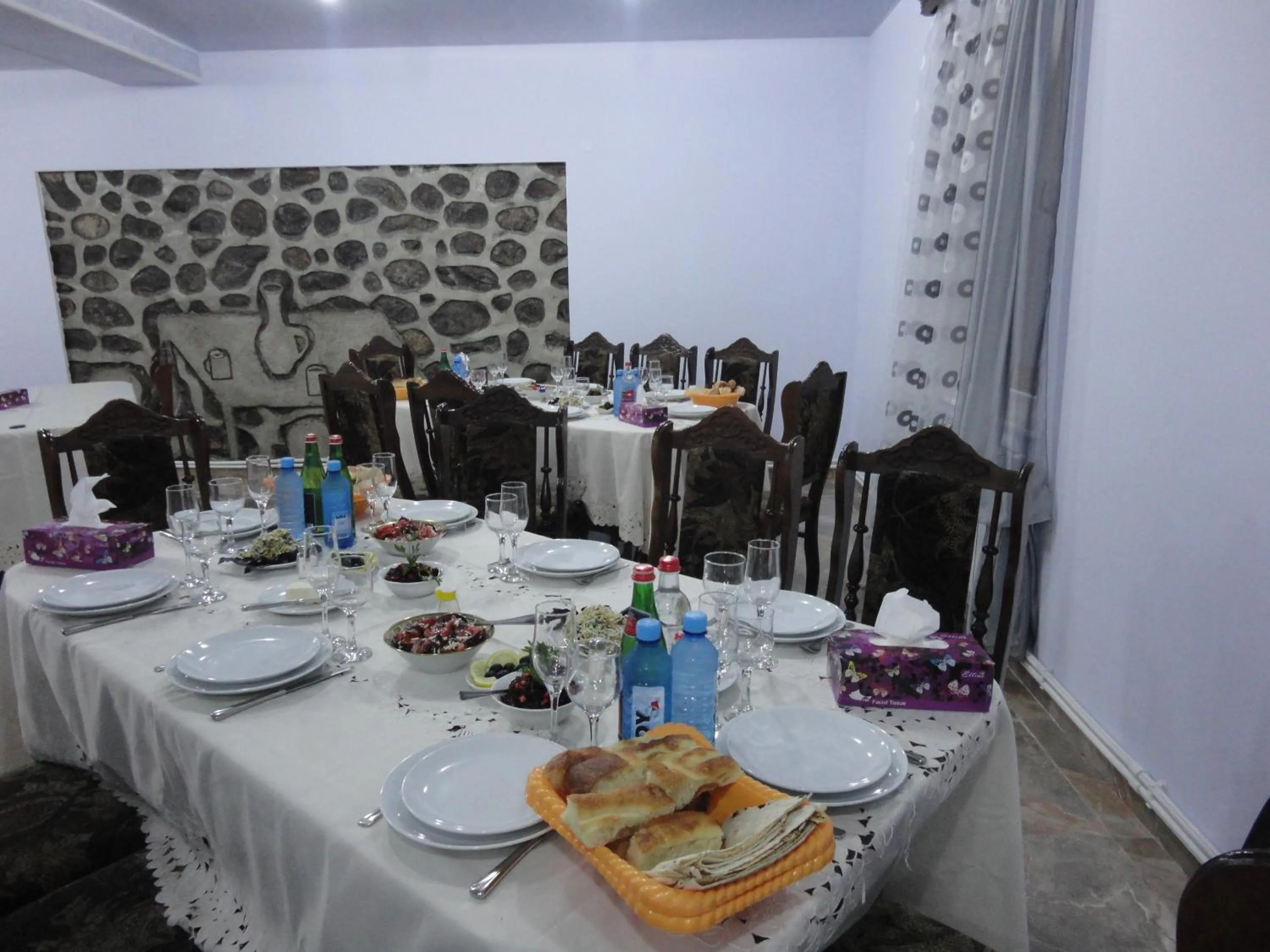 Restaurant/places to eat in Christy Hotel