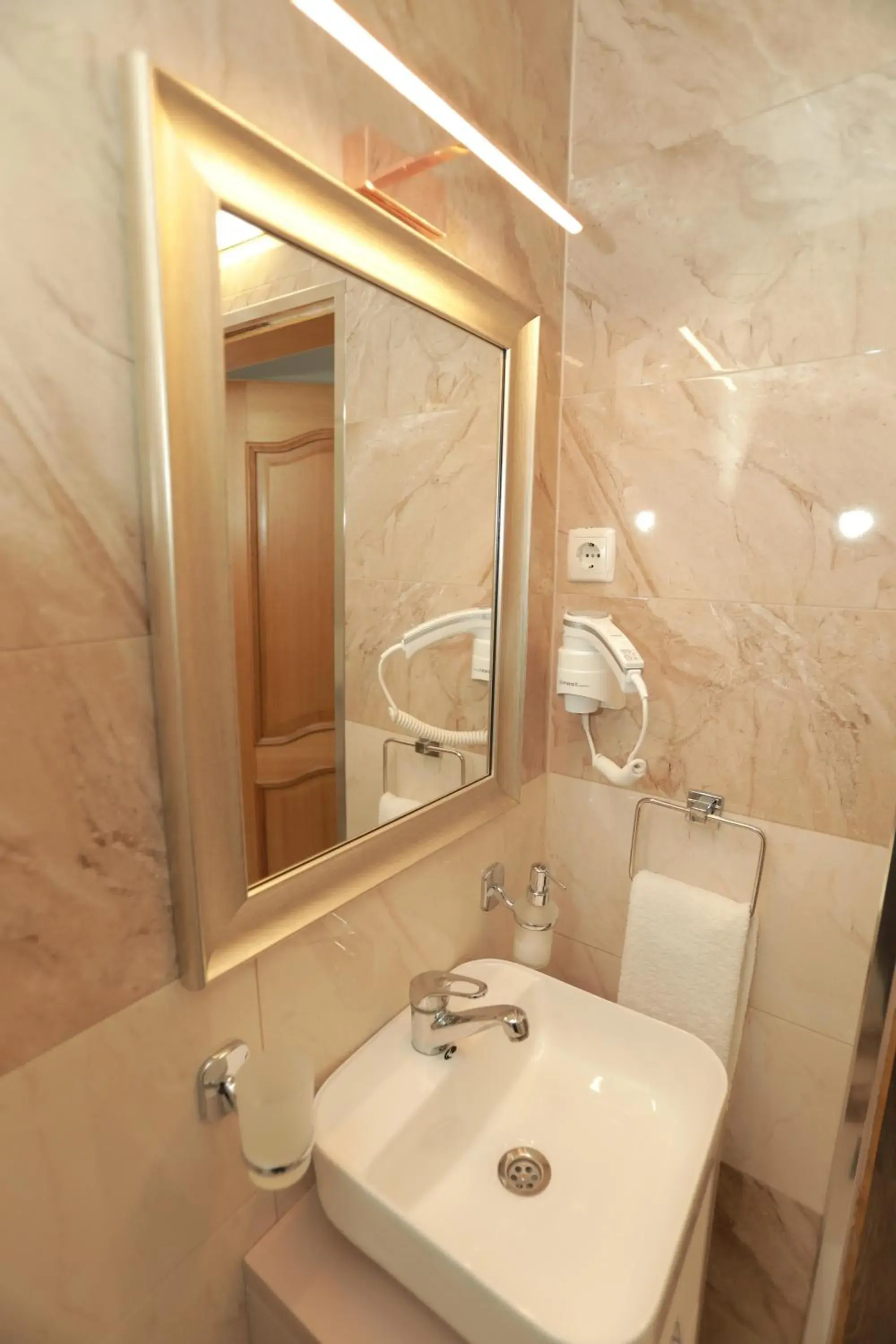 Double Room with Balcony in Hotel Cleon Double Room with Balcony in Hotel Cleon