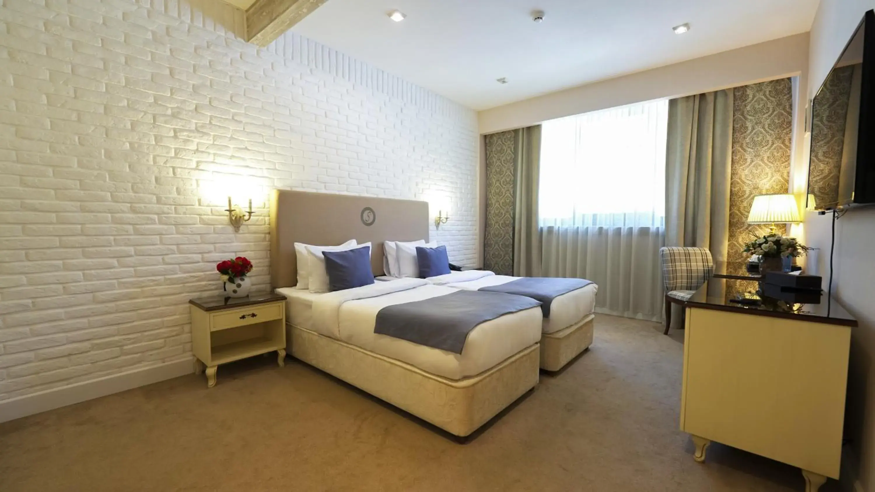 Bed in Sapphire Marine Bed in Sapphire Marine