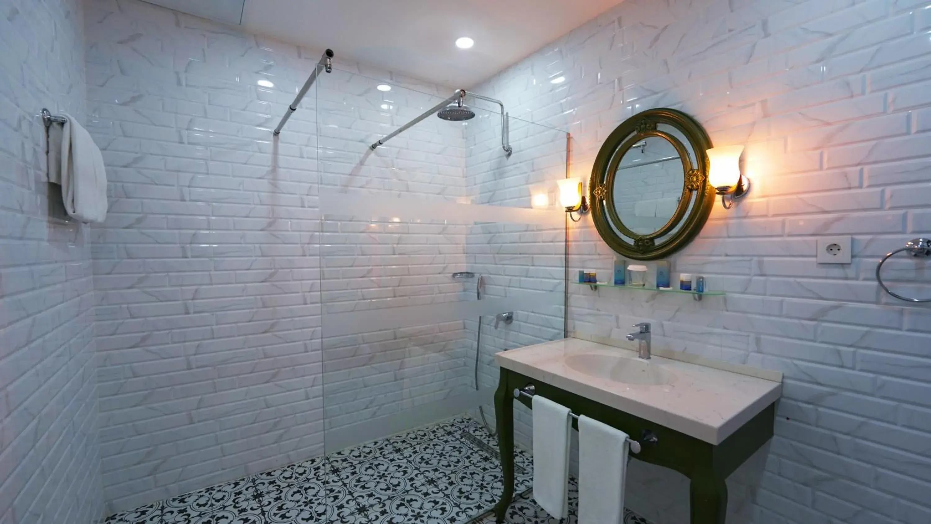 Shower in Sapphire Marine Shower in Sapphire Marine