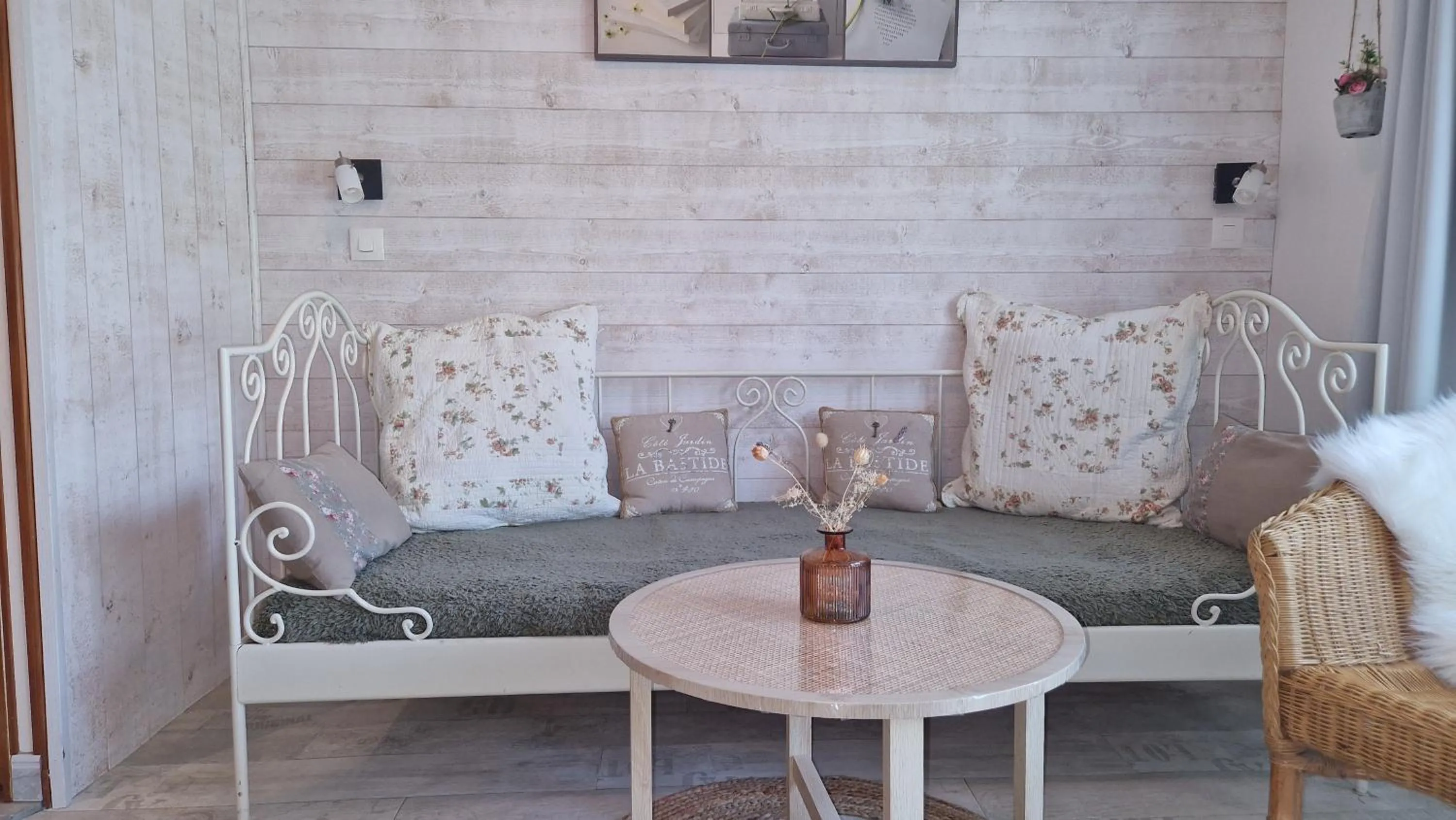 Living room in La Bastide du Moulin - Mont St Michel