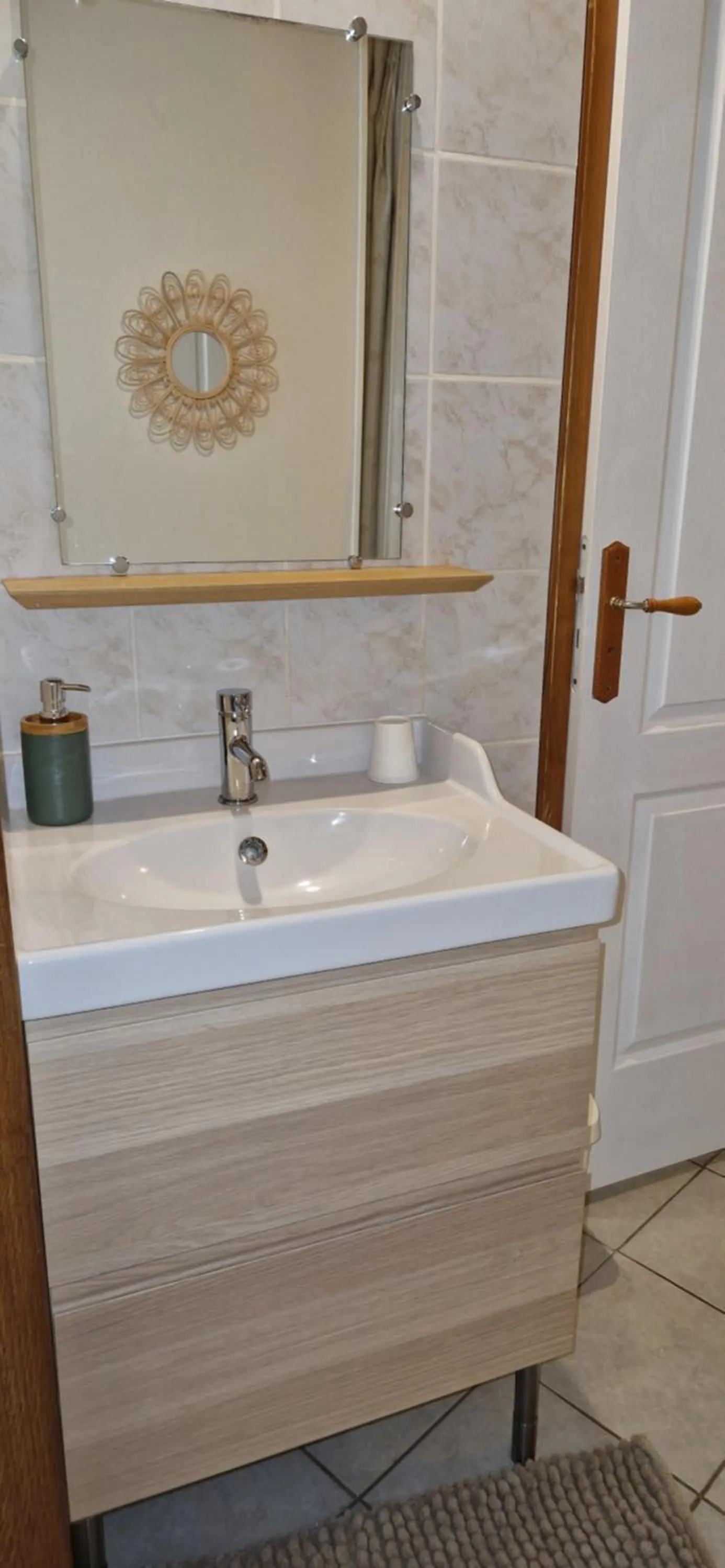 Bathroom in La Bastide du Moulin - Mont St Michel