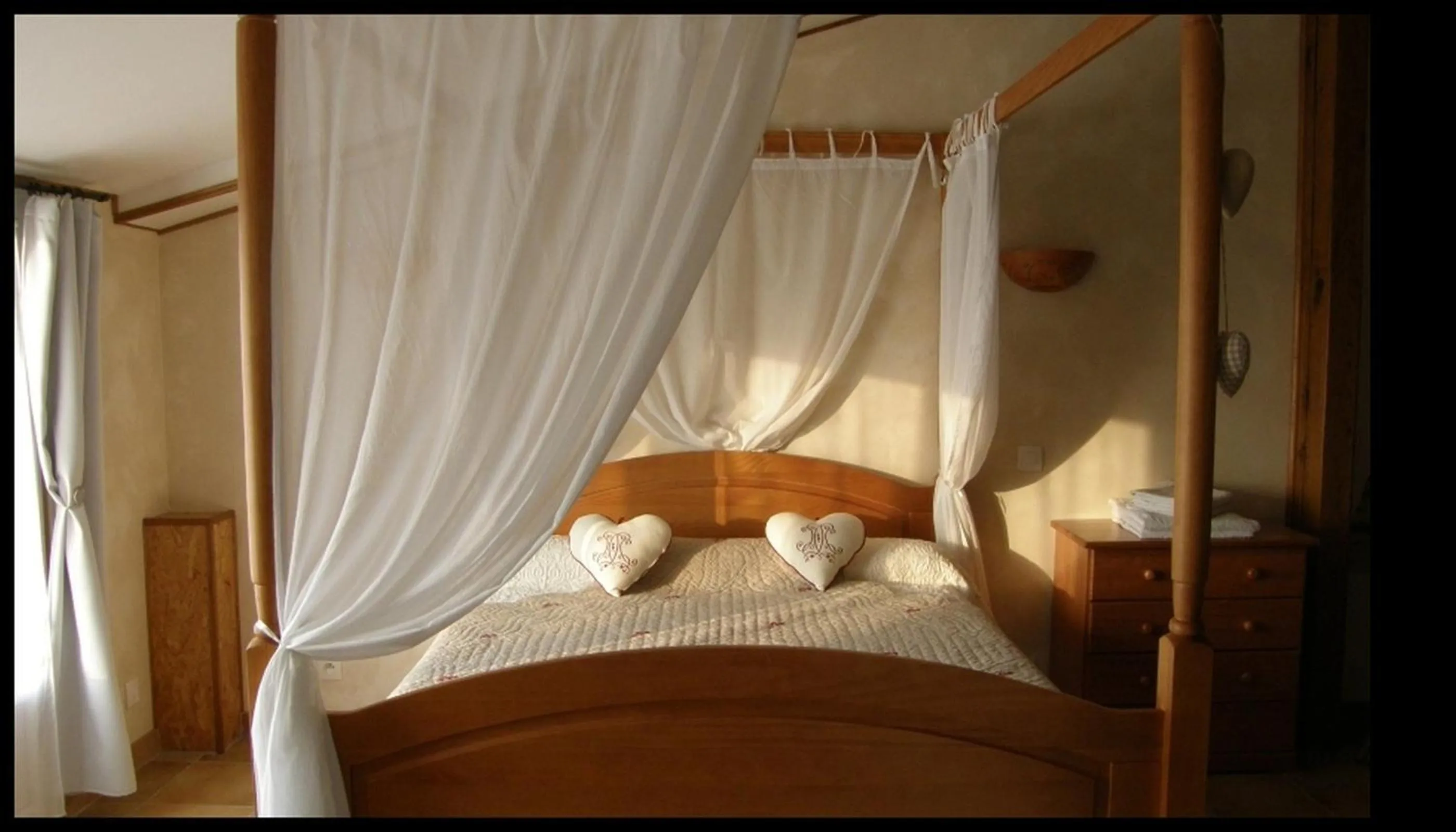 Bedroom, Bed in La Bastide du Moulin - Mont St Michel