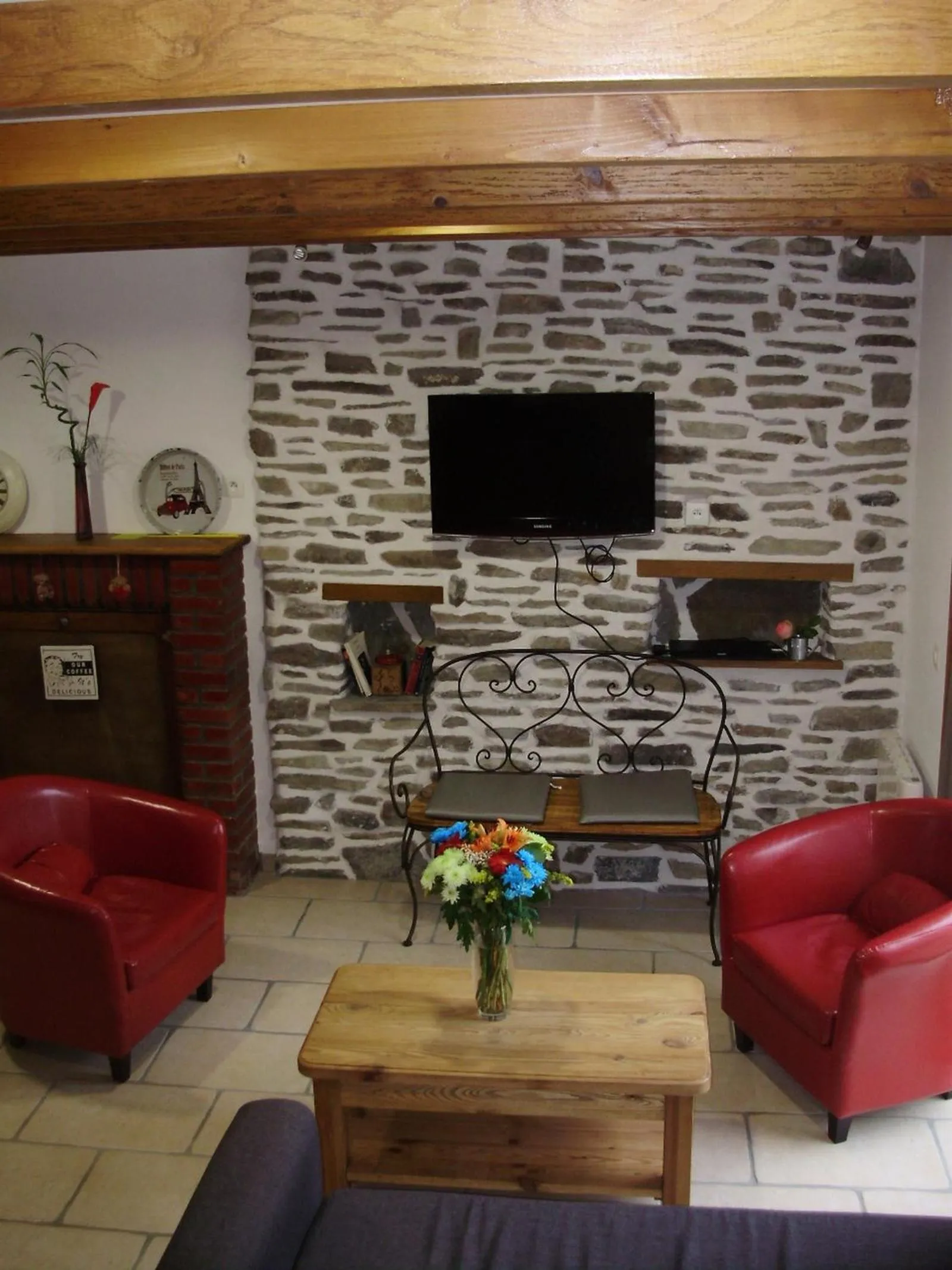 Communal lounge/ TV room in La Bastide du Moulin - Mont St Michel