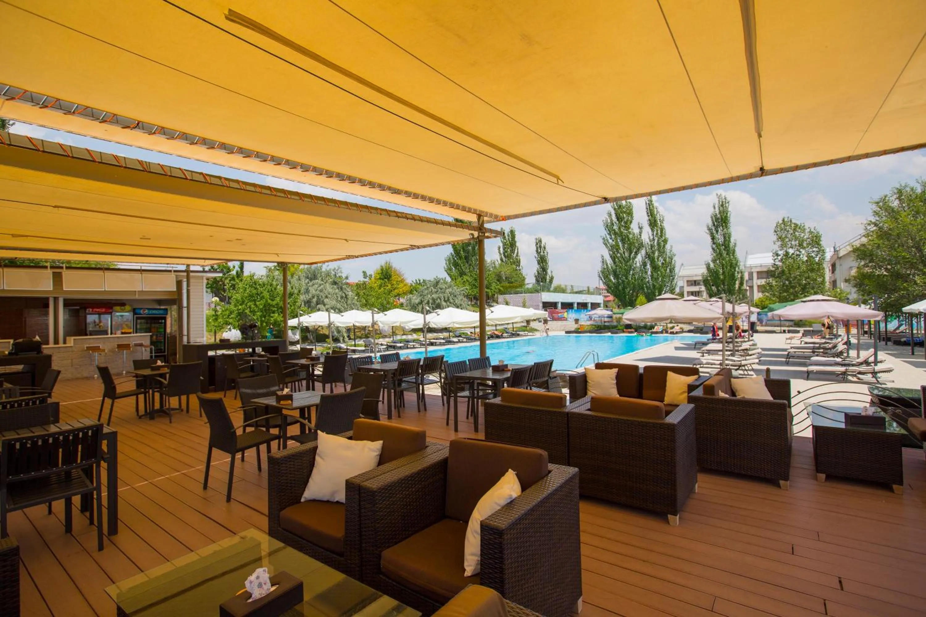 Restaurant/places to eat in Cross Health Spa Center