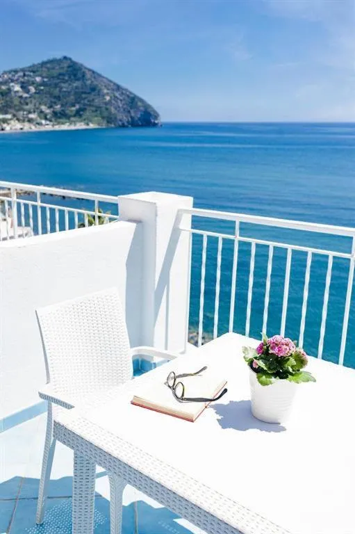 Comfort Triple Room in Hotel Casa Rosa Sea & Spa